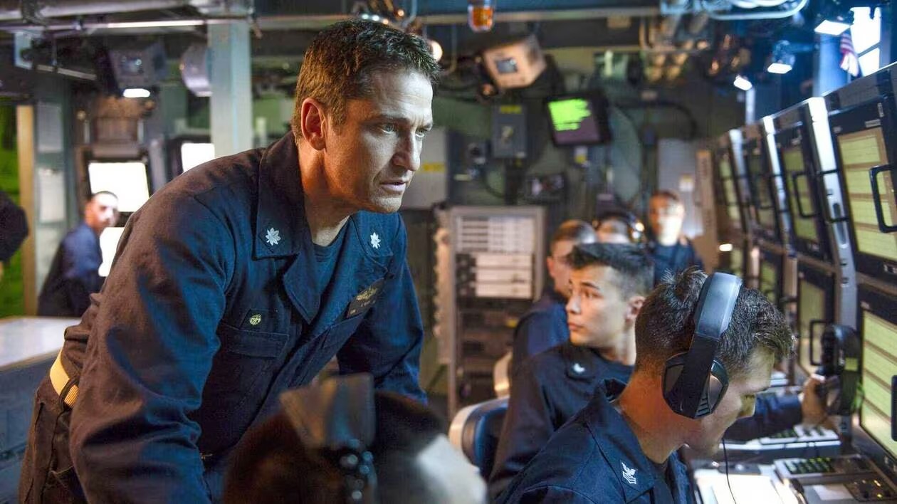 Tres hombres miran las pantallas de radar en Hunter Killer.