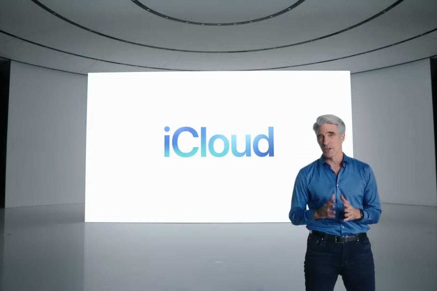 Craig Federighi da Apple apresenta novos recursos do iCloud na Worldwide Developers Conference (WWDC) 2021.