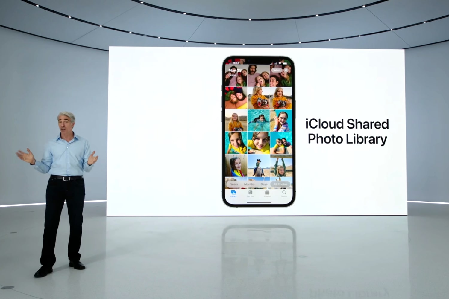 Craig Federighi de Apple presenta la biblioteca de fotos compartidas de iCloud en la Conferencia Mundial de Desarrolladores (WWDC) 2021.