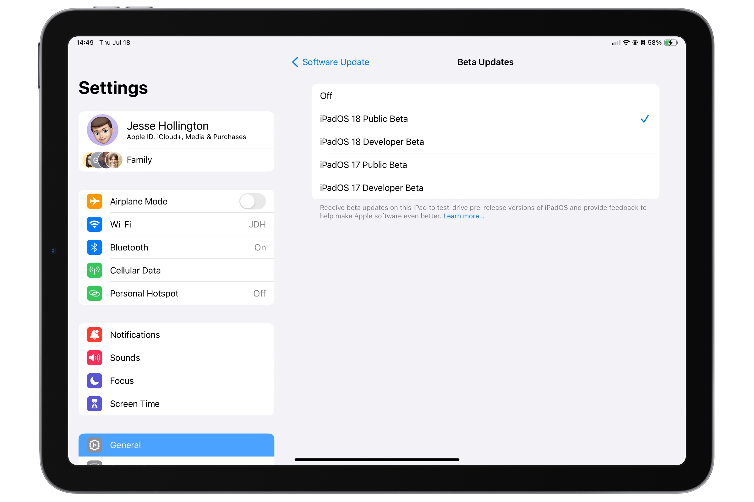 iPad que muestra la pantalla de selección en Configuración para actualizaciones beta con iPadOS 18 Beta pública seleccionada.