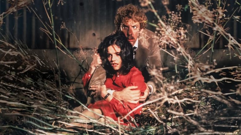 Un hombre sostiene a una mujer en Invasion of the Body Snatchers.