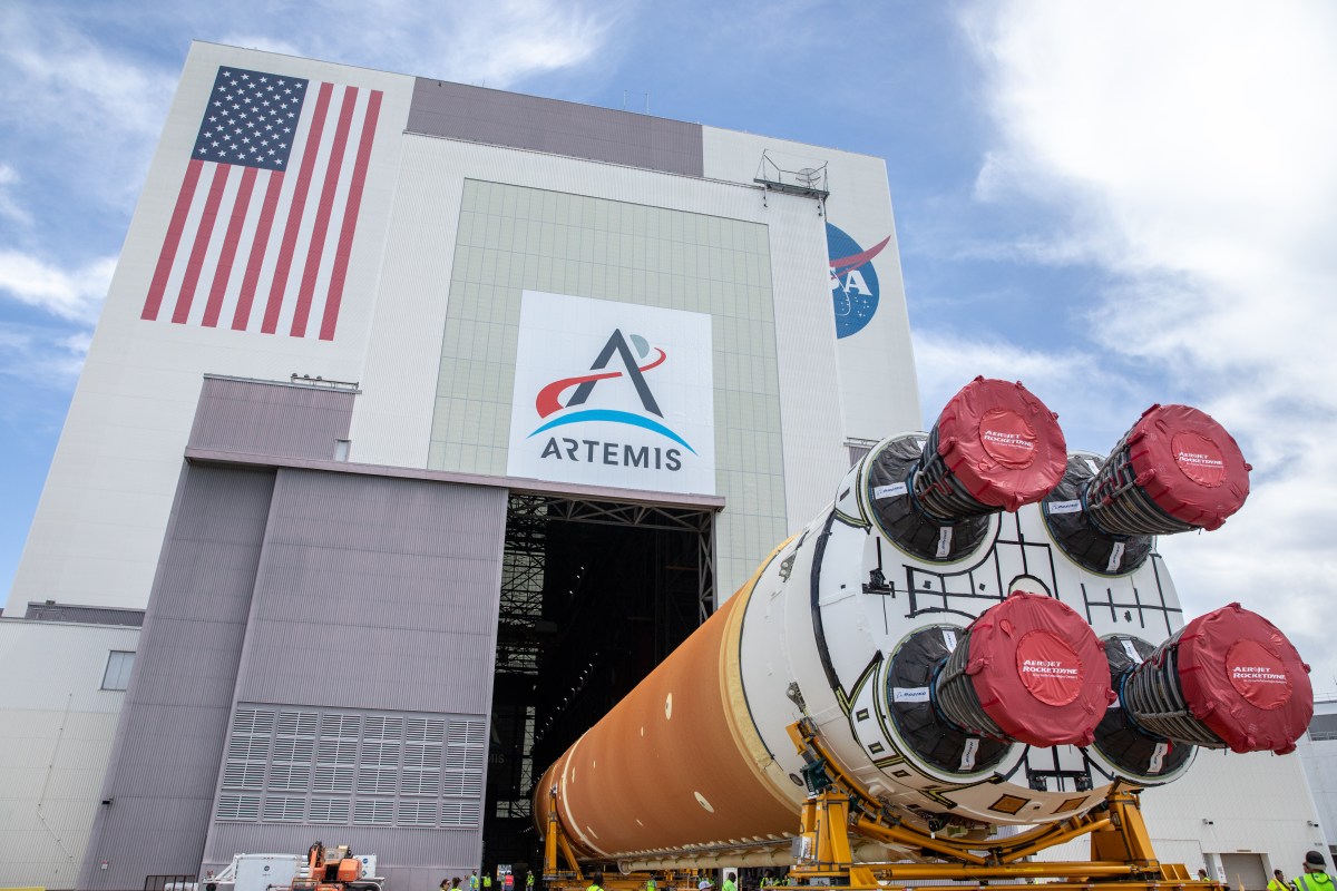 Après avoir terminé son voyage depuis l’installation d’assemblage Michoud de la NASA à bord de la barge Pegasus, les équipes d’Exploration Ground Systems transportent le puissant étage principal SLS (Space Launch System) de l’agence jusqu’au bâtiment d’assemblage de véhicules du Kennedy Space Center de la NASA le 23 juillet.