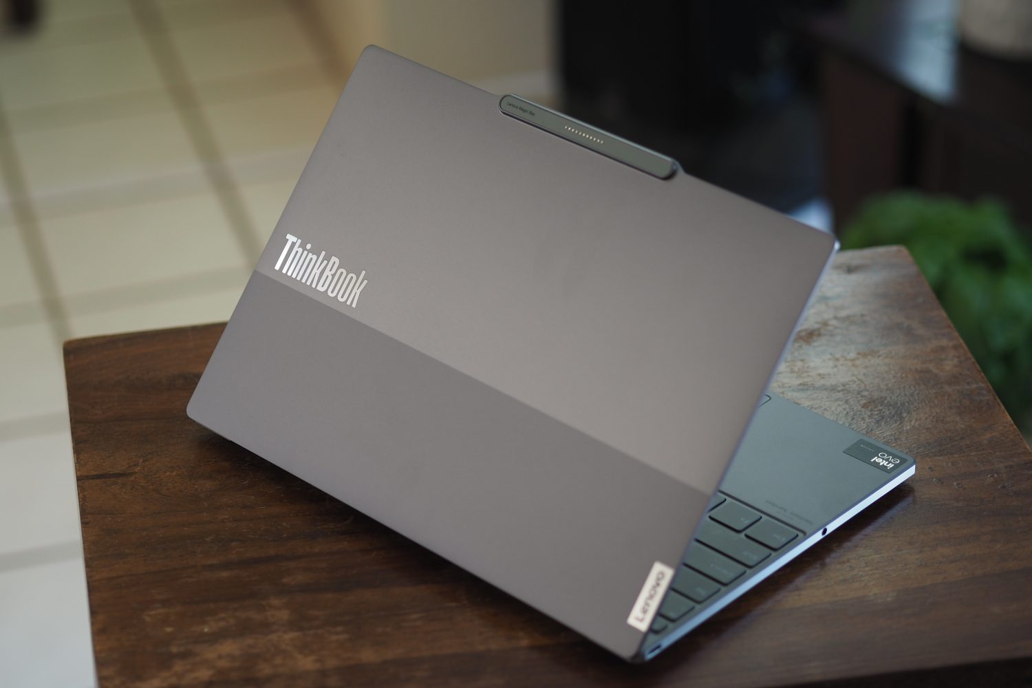 Lenovo ThinkBook 13x Gen 4, вид сзади: крышка и логотипы.