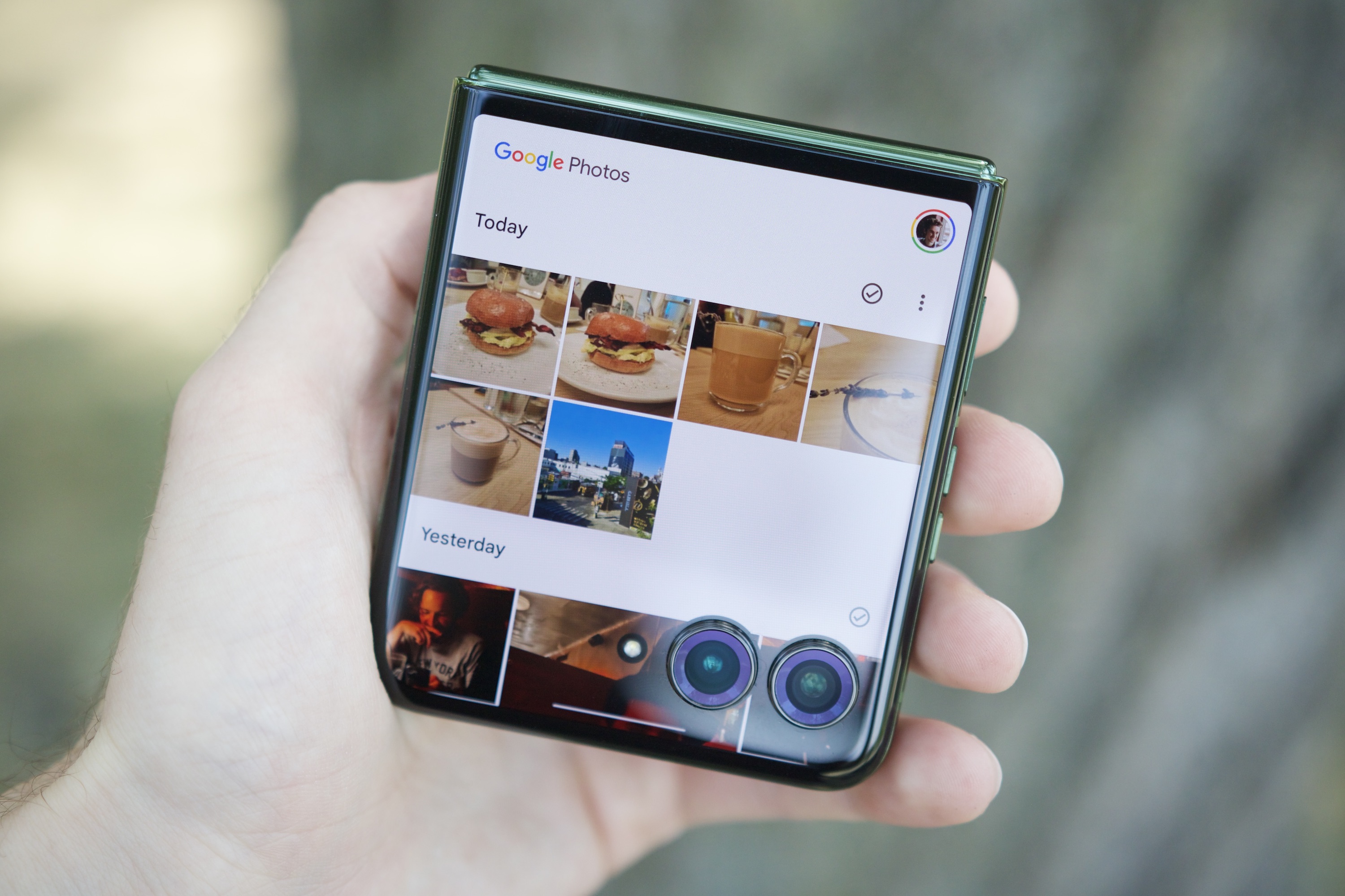 Google Photos fonctionnant sur l'écran de couverture du Motorola Razr Plus 2024.