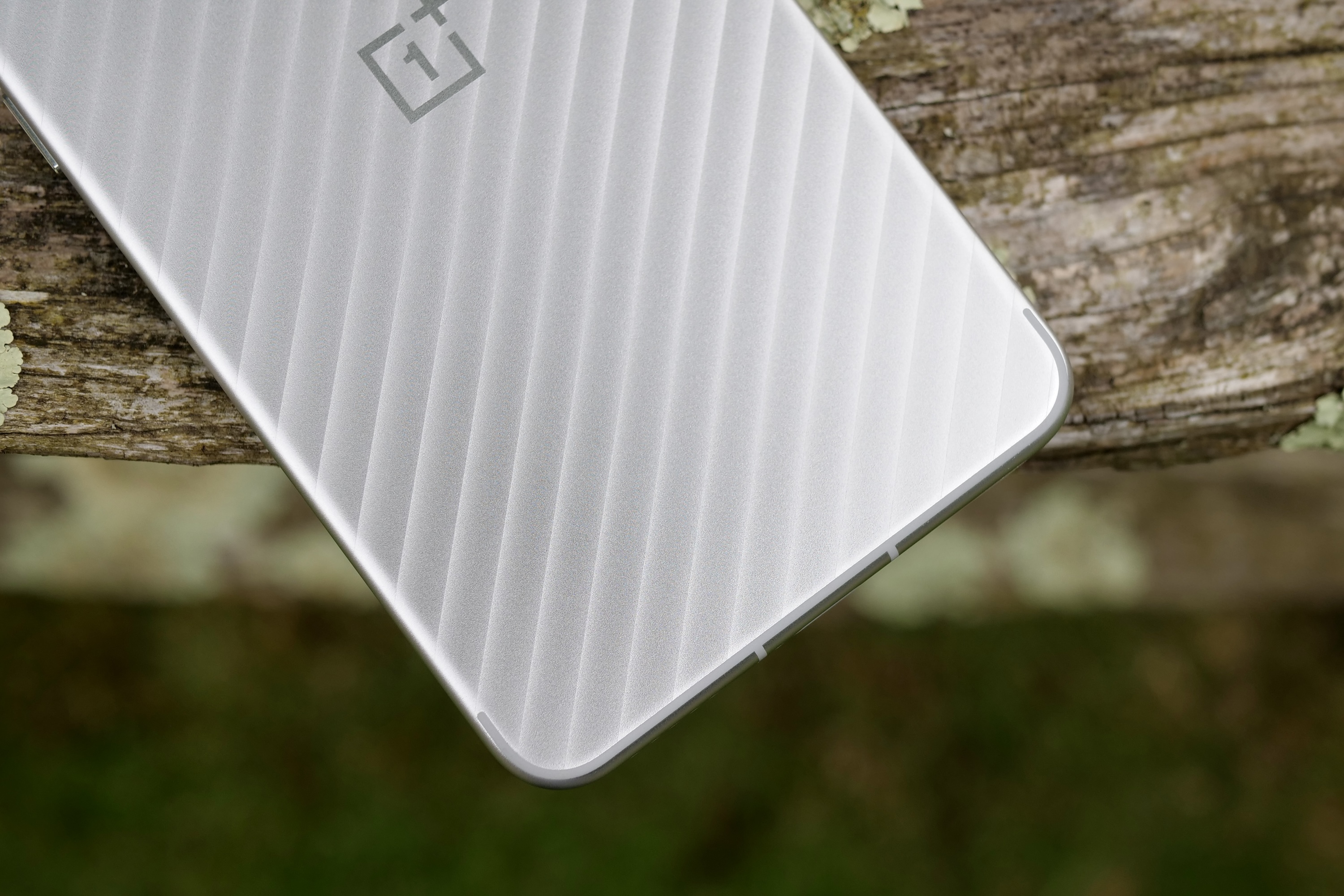 The OnePlus Nord 4's metal case and antenna bands.