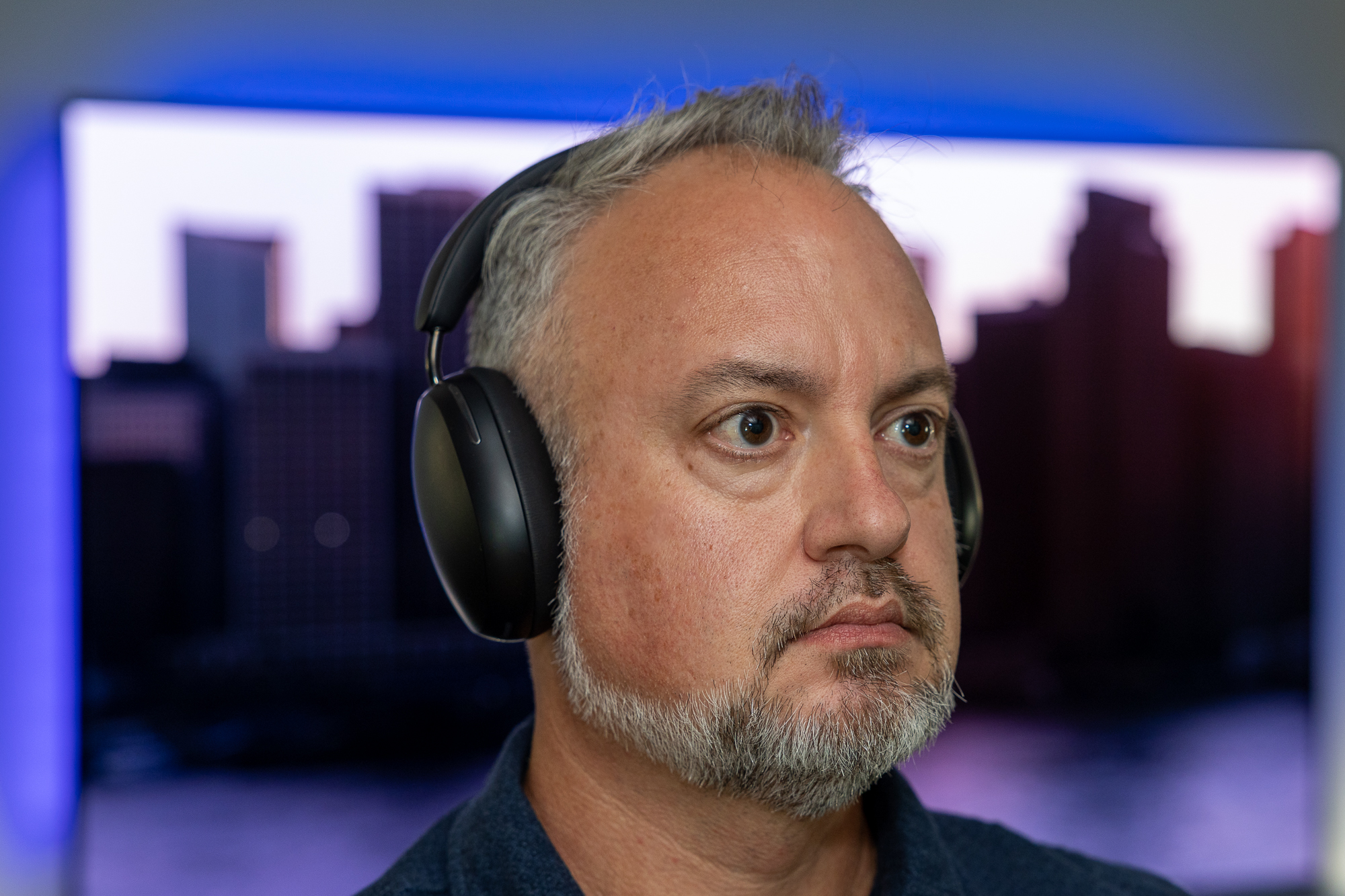 Phil Nickinson wearing the Sonos Ace headphones.