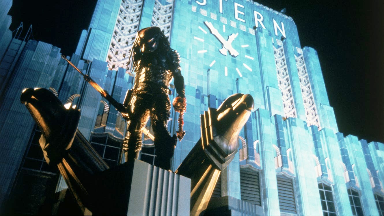 Um Predator está em um prédio no Predator 2.