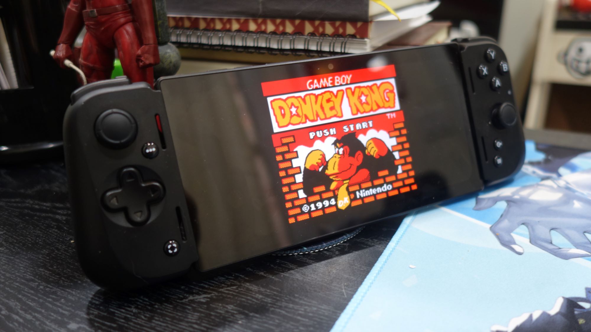 Donkey Kong spielt auf einem Razer Edge.