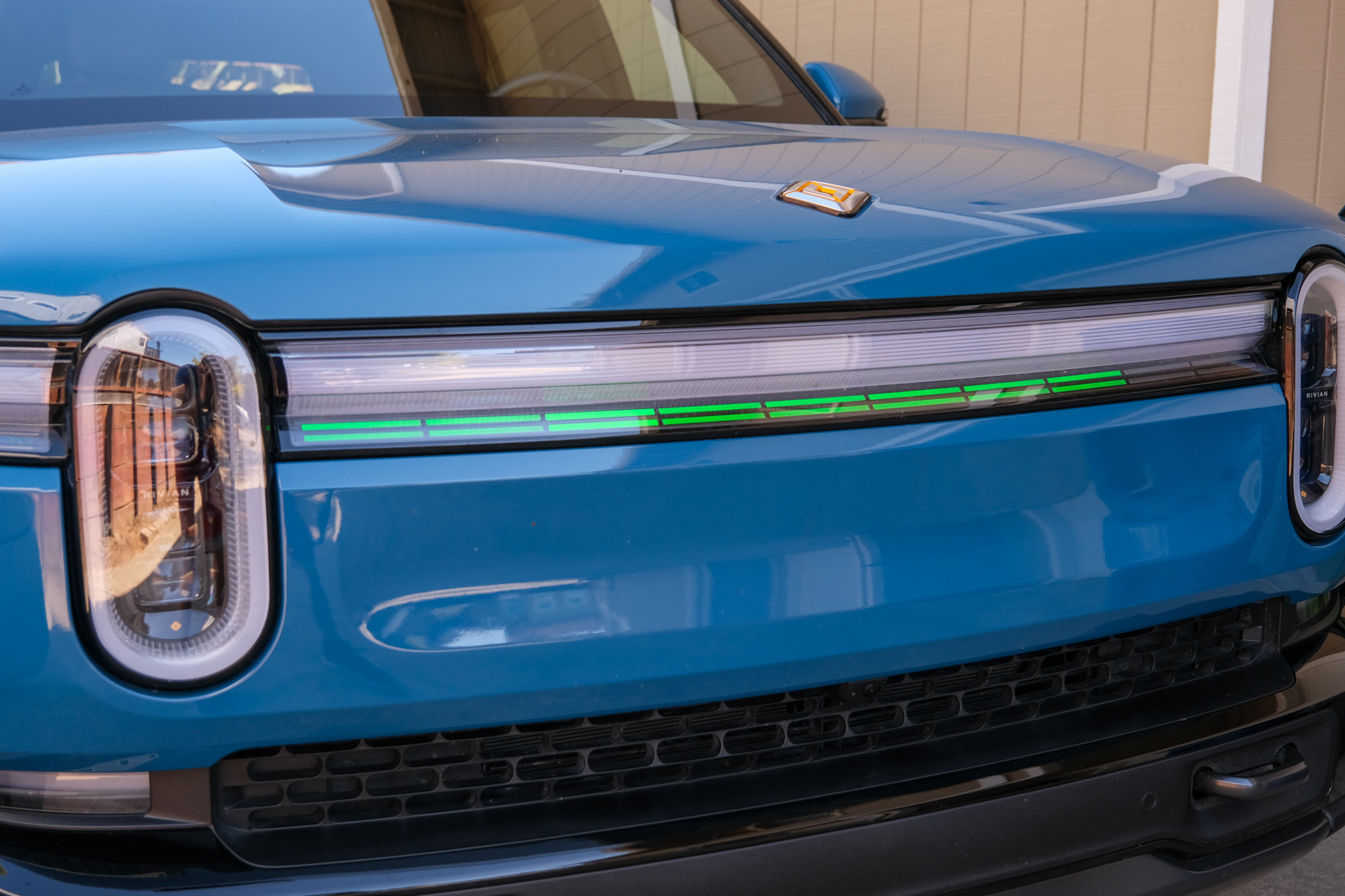 Rivian R1S Gen 2 上的充电栏。