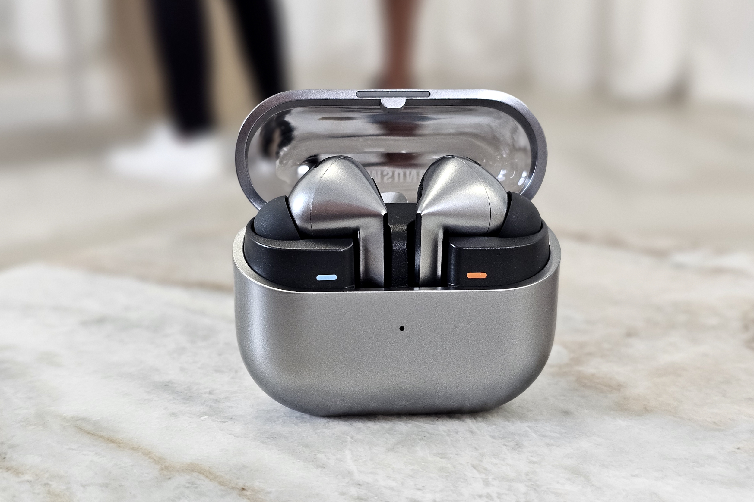 Samsung Galaxy Buds 3 Pro, dans un étui avec couvercle ouvert.