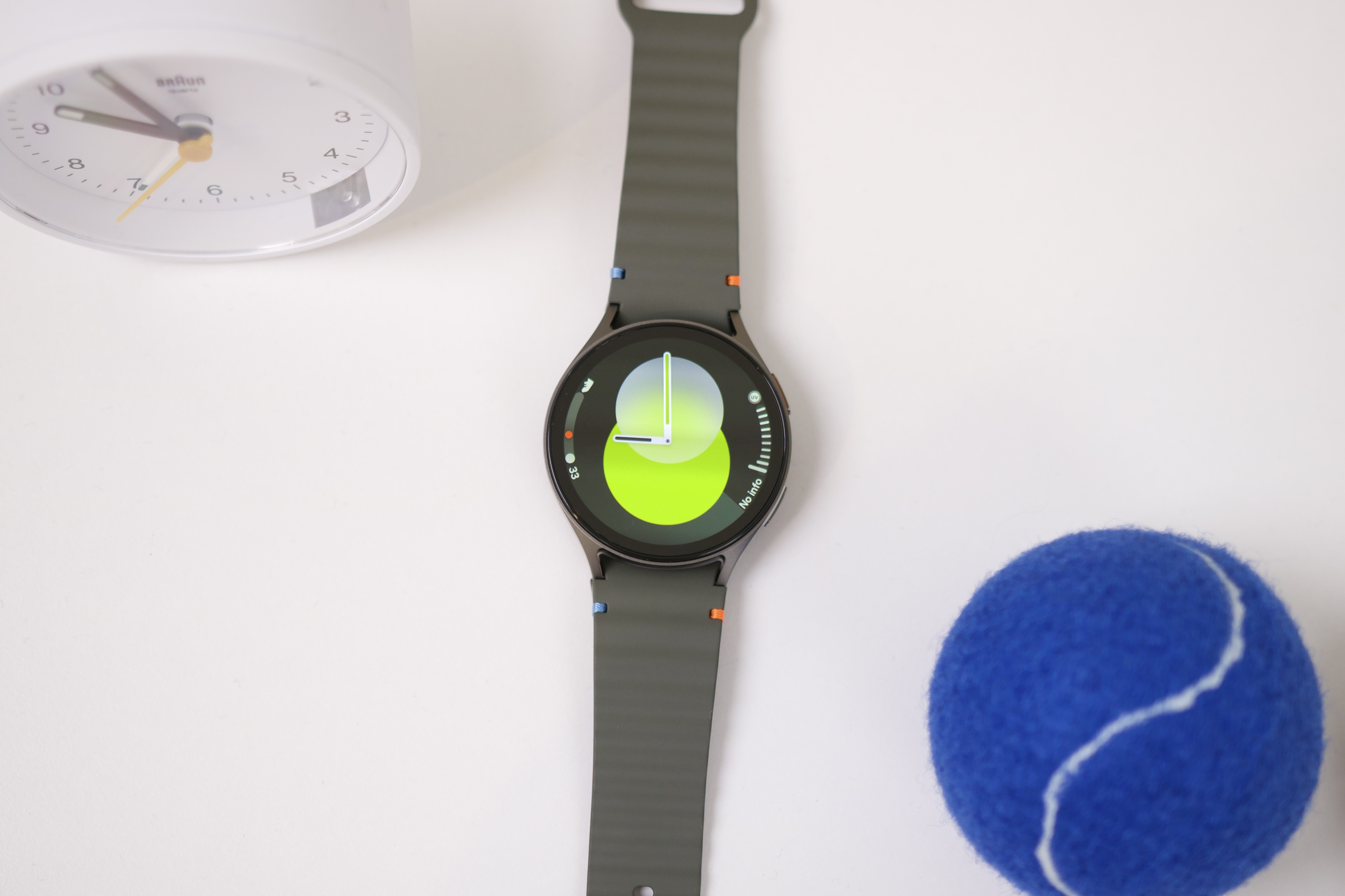 El Samsung Galaxy Watch 7 sobre una mesa.