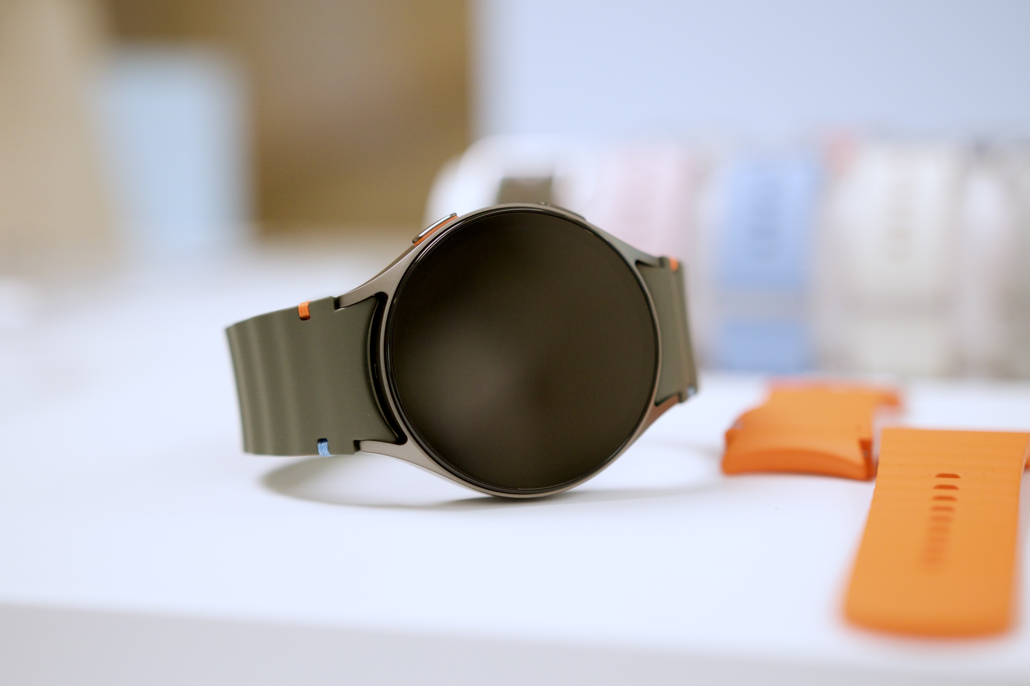 O Samsung Galaxy Watch 7 apoiado em uma mesa.