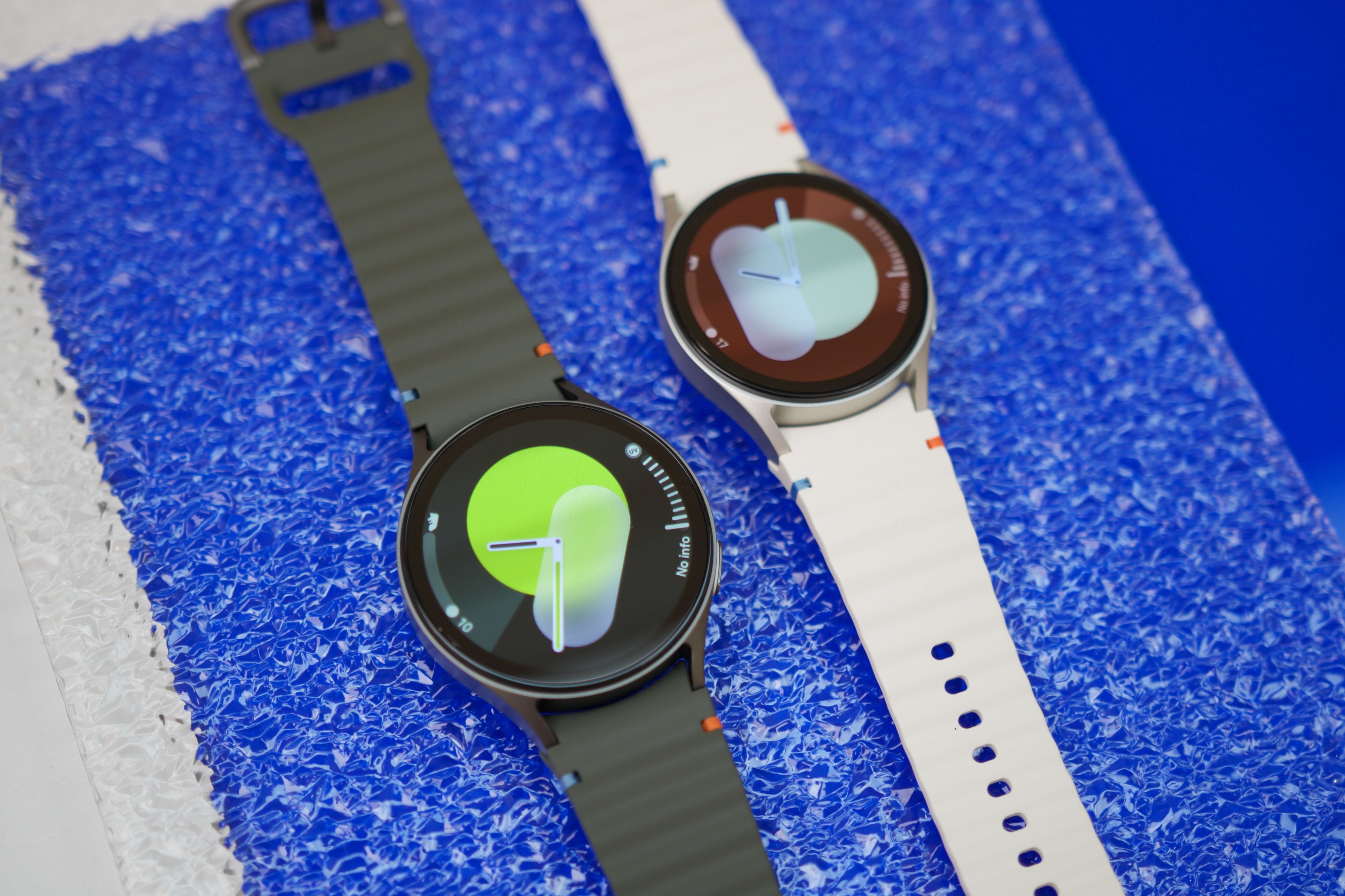 Dos relojes inteligentes Samsung Galaxy Watch 7 colocados uno al lado del otro sobre una mesa.