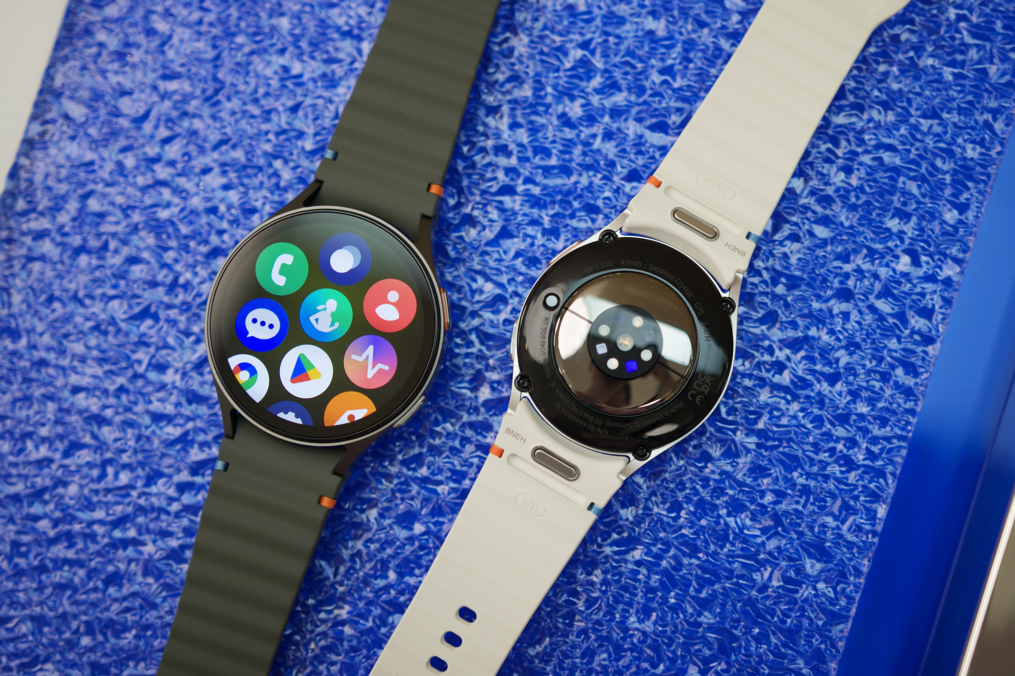 Dos relojes inteligentes Samsung Galaxy Watch 7 uno al lado del otro sobre una mesa.