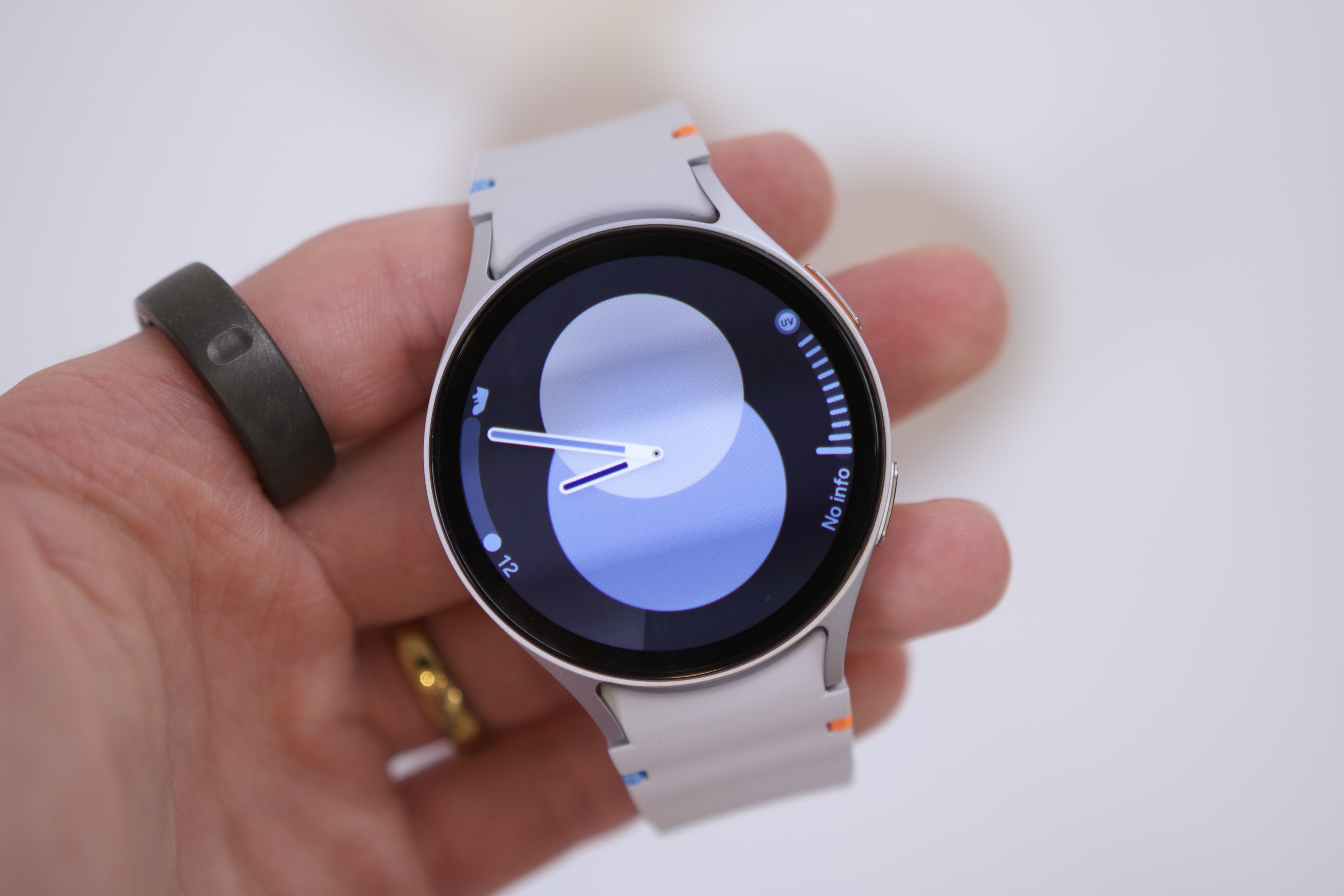 Quelqu'un tenant la Samsung Galaxy Watch 7.