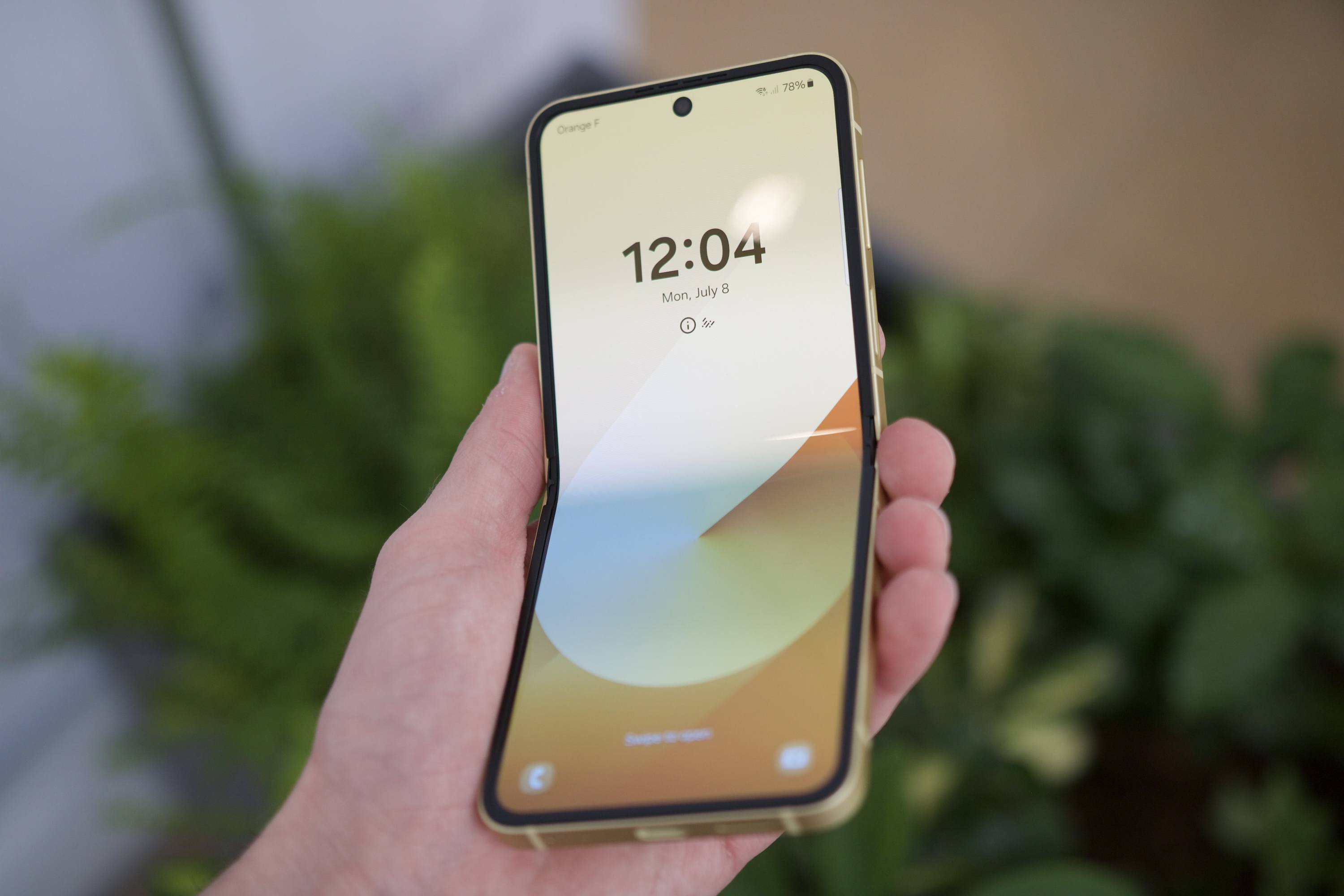 Quelqu’un tenant le Samsung Galaxy Z Flip 6 avec l’écran ouvert.
