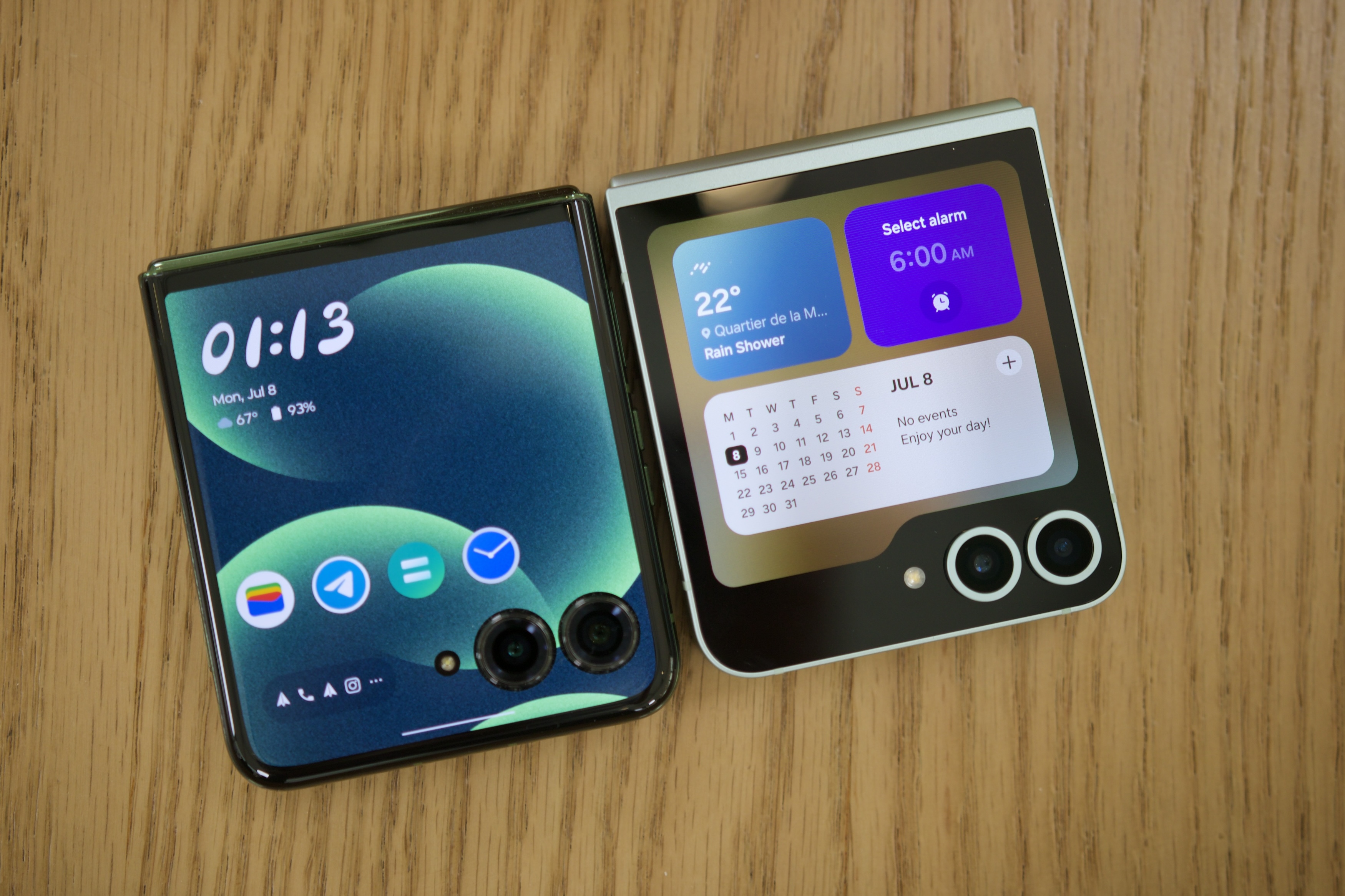 Das Motorola Razr Plus 2024 und das Samsung Galaxy Z Flip 6 nebeneinander.