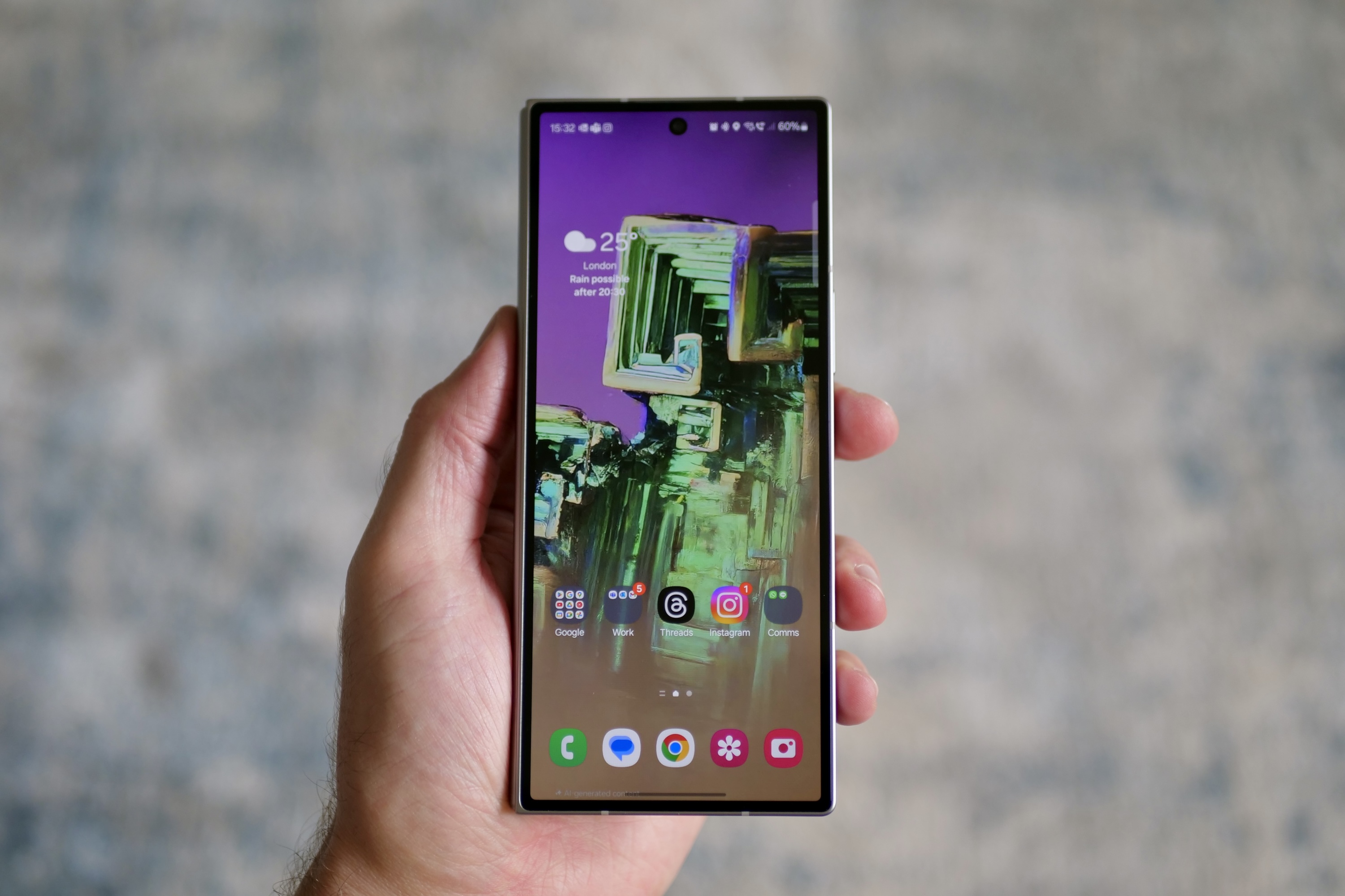 Una persona sosteniendo el Samsung Galaxy Z Fold 6 cerrado.