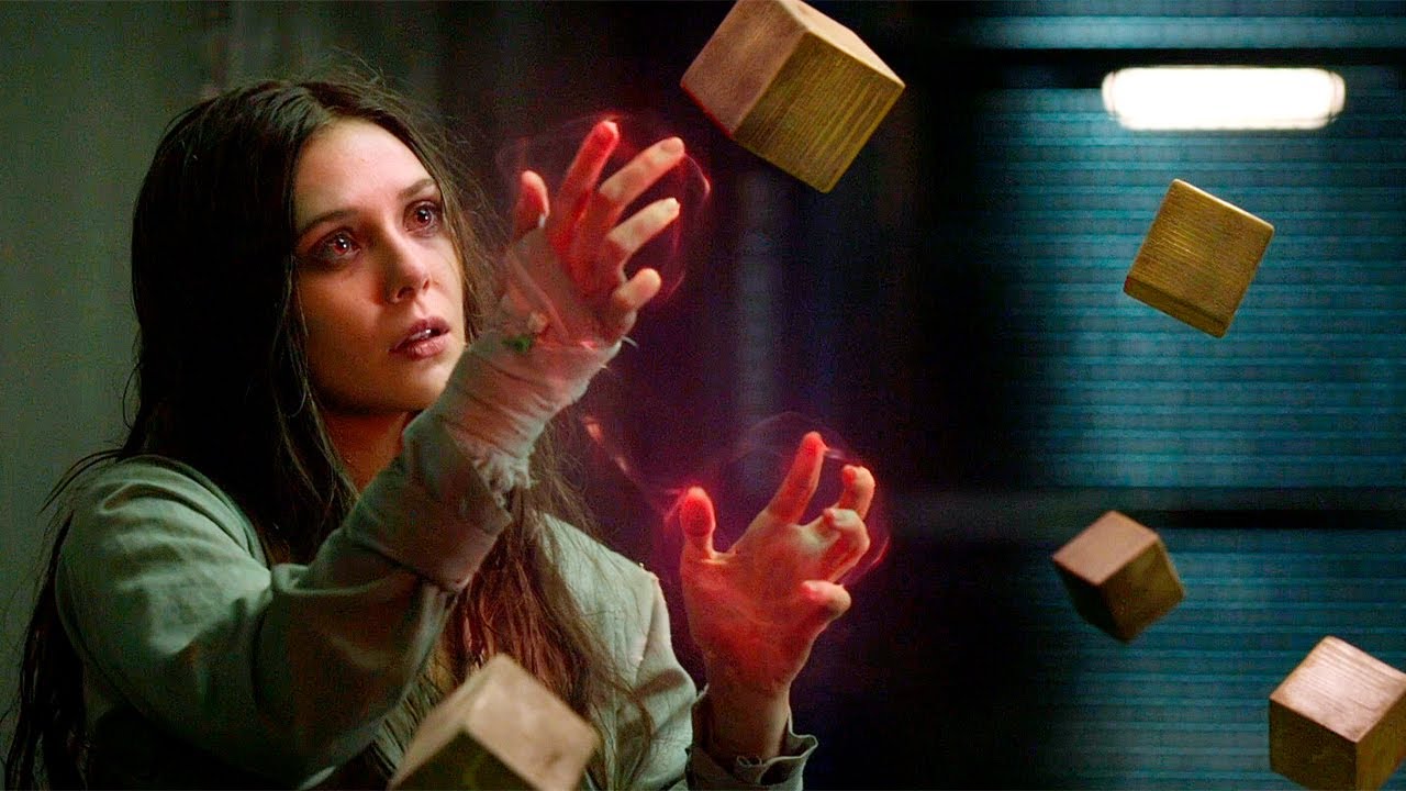 Wanda Maximoff (Elizabeth Olsen) fait léviter des blocs dans la scène post-générique de Captain America : The Winter Soldier