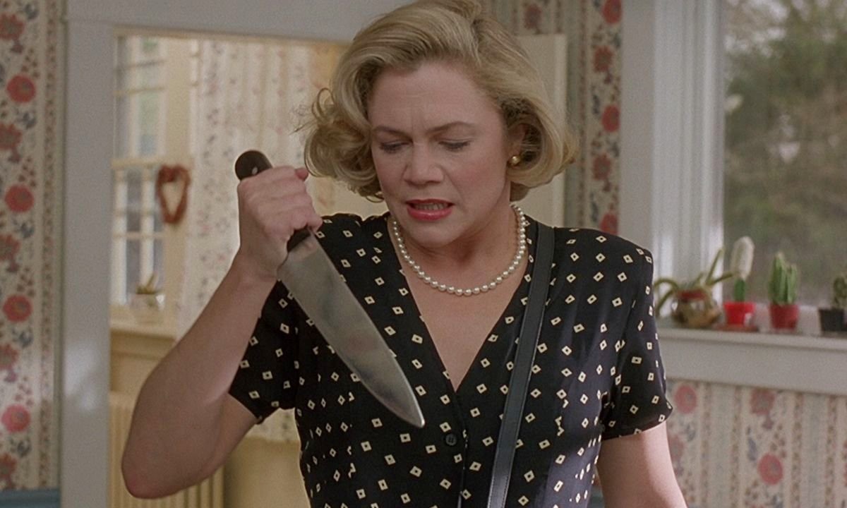 Une femme tient un couteau dans Serial Mom.