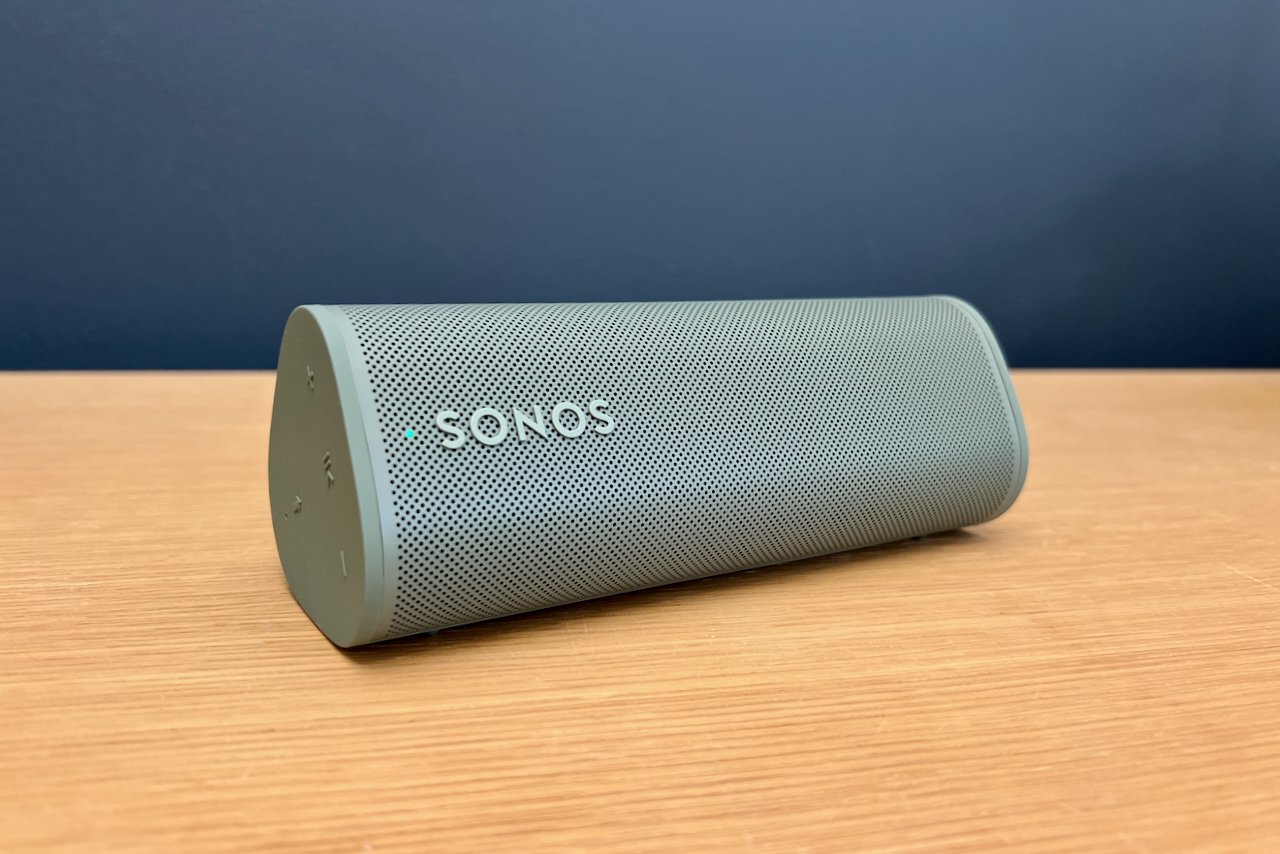 Sonos Roam 2 水平放置在桌子上。