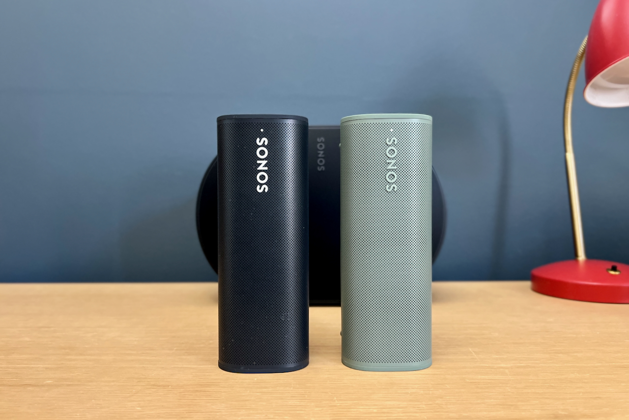 Le Sonos Roam 2 et le Sonos Roam de première génération.