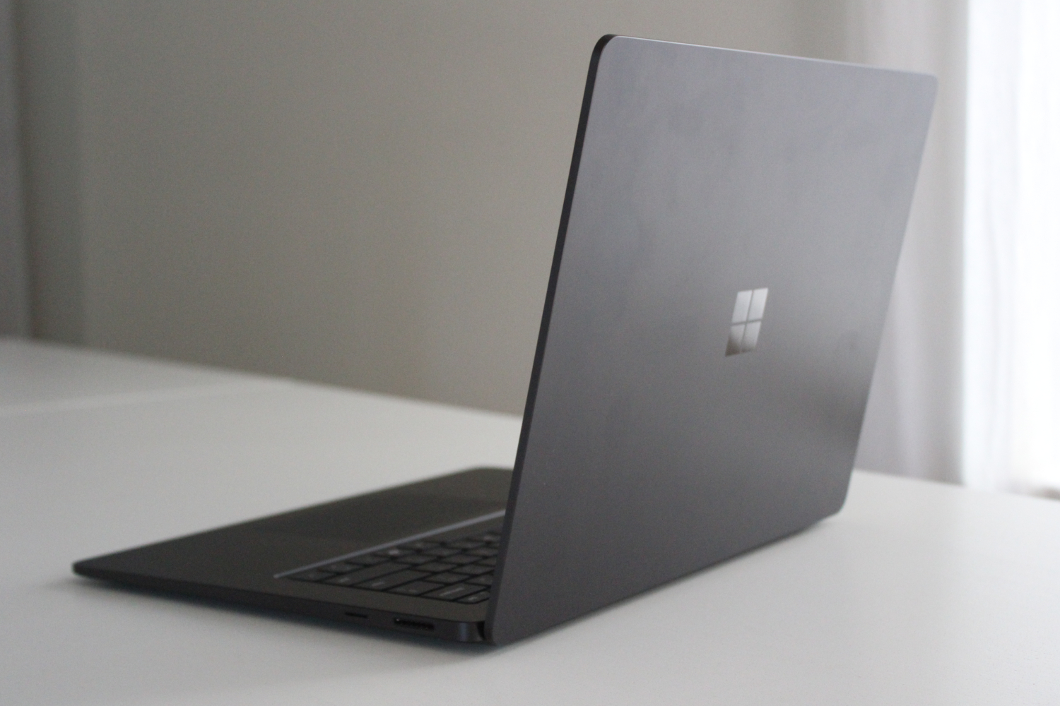 A tampa do Surface Laptop 7ª Edição.