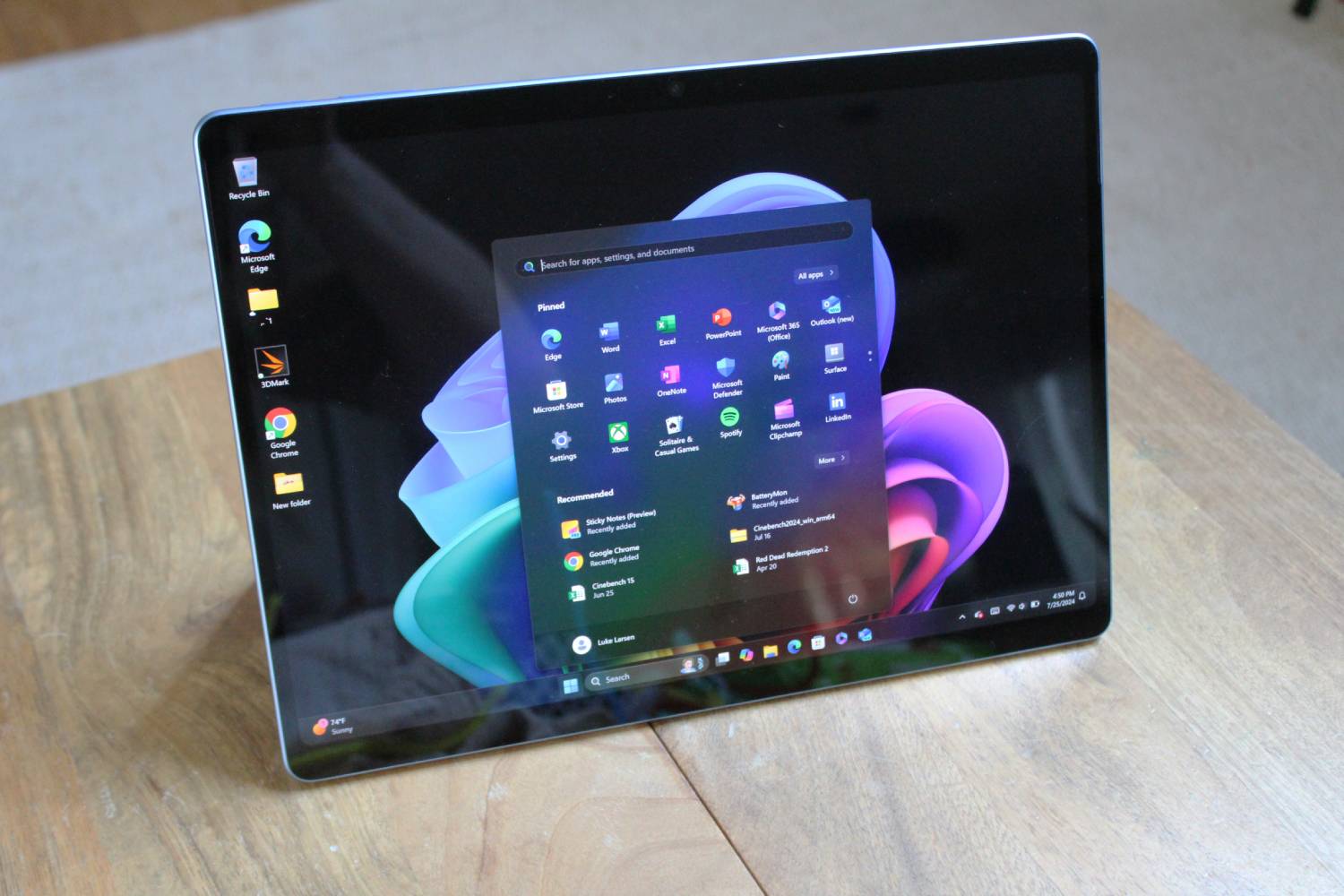 Vorderansicht des Microsoft Surface Pro 11 im Tablet-Modus.