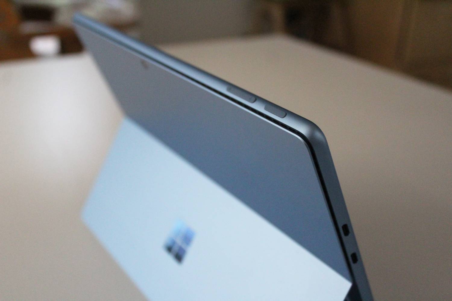 Tepi Surface Pro 11.