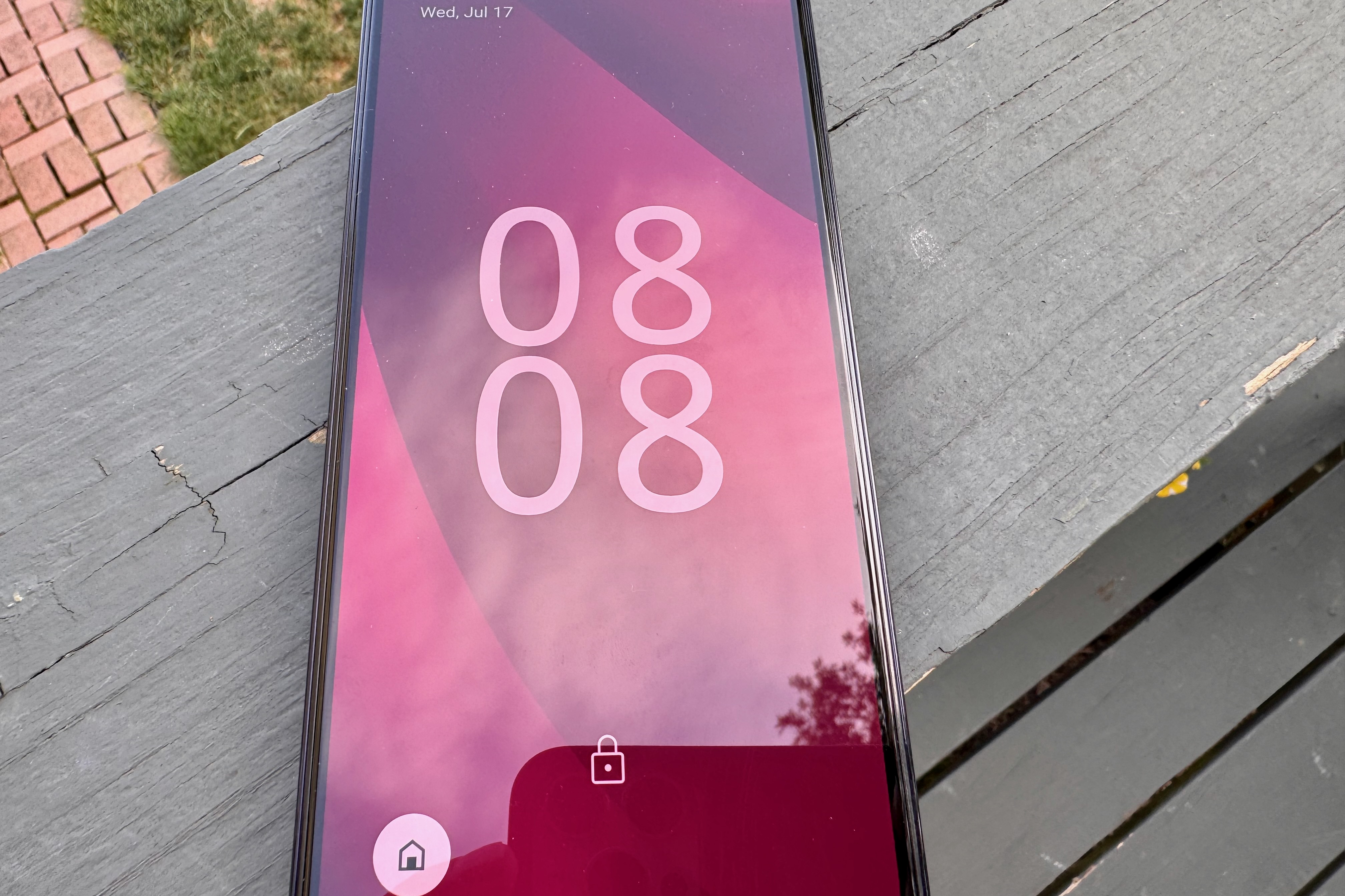 T-Mobile REVVL 7 PRO 5G ao ar livre ao sol.