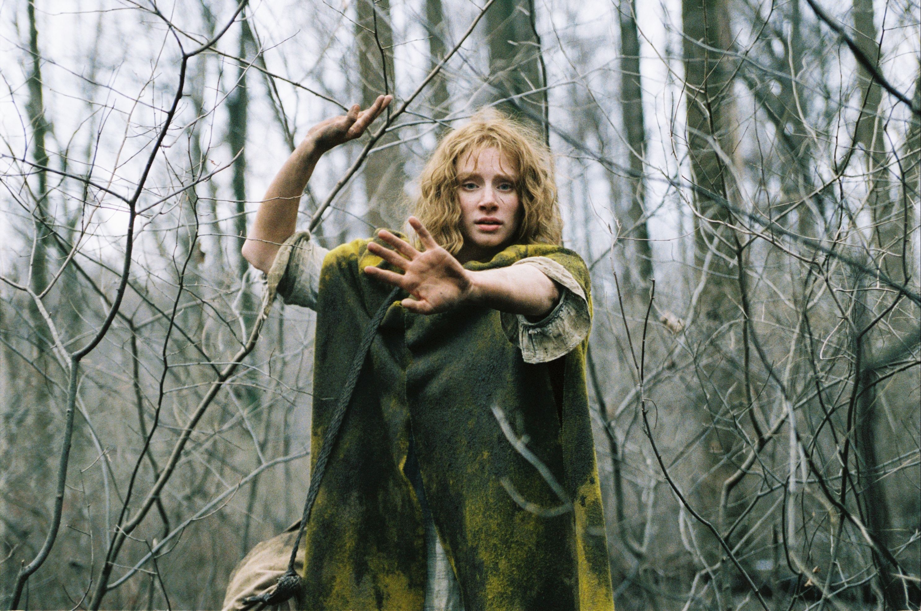 Una niña camina por el bosque en The Village.
