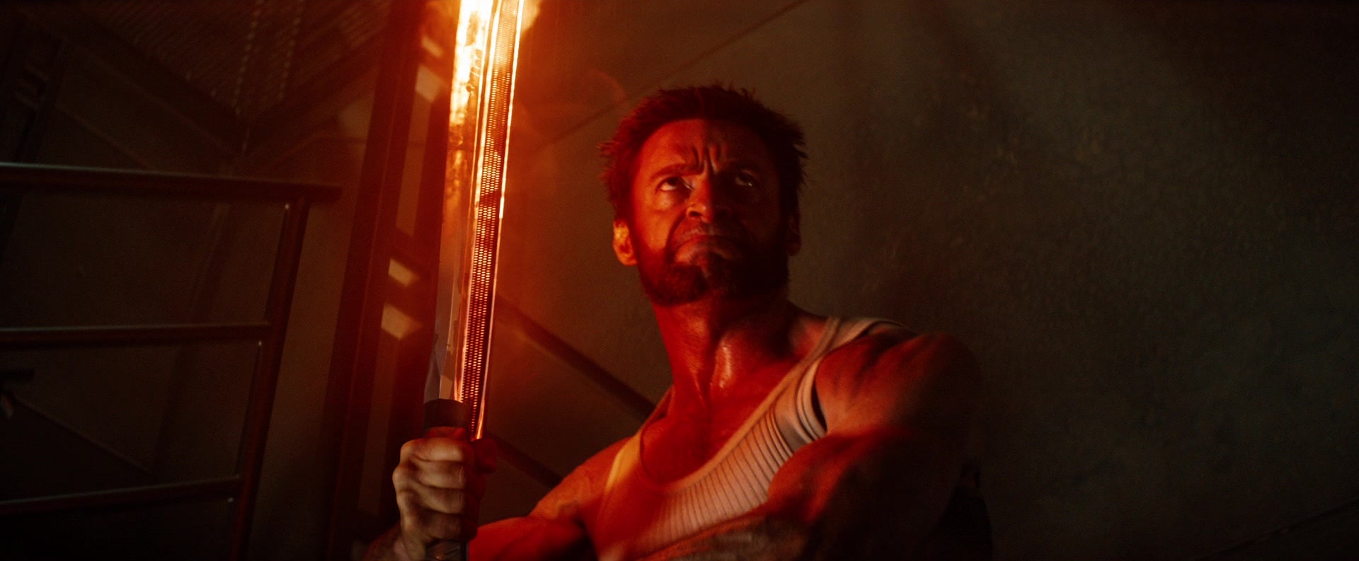 Logan (Hugh Jackman) brandit une épée rougeoyante dans The Wolverine.