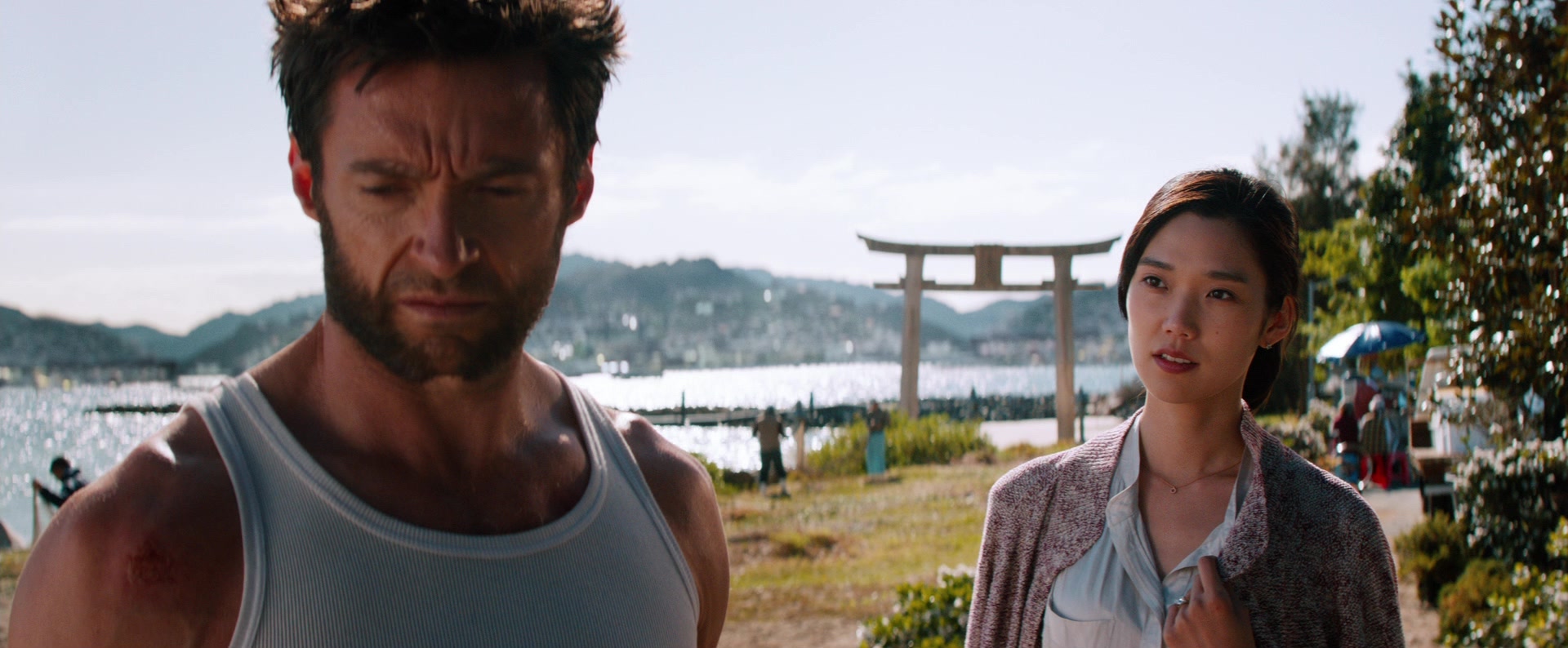 Logan (Hugh Jackman) se détourne de Mariko (Tao Okamoto) près d'un rivage à Hiroshima dans The Wolverine.