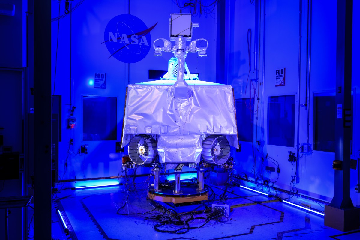 El VIPER de la NASA, abreviatura de Volatiles Investigating Polar Exploration Rover, se encuentra ensamblado dentro de la sala limpia del Centro Espacial Johnson de la agencia.