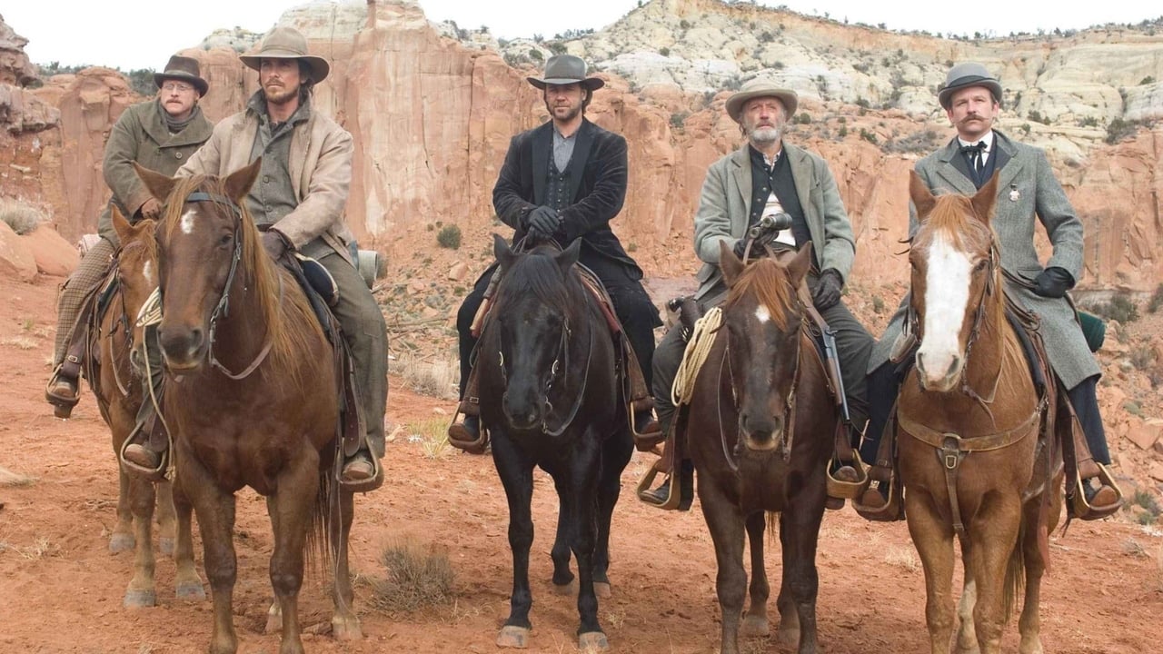 Un grupo de hombres a caballo mirando hacia adelante en el desierto en 3:10 to Yuma de 2007.