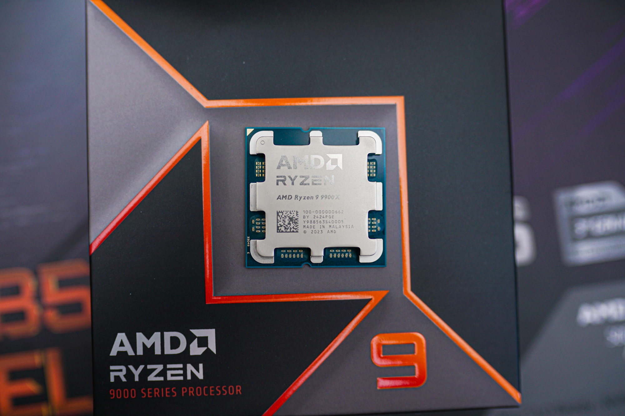 Ryzen 9 9900X лежит на коробке.