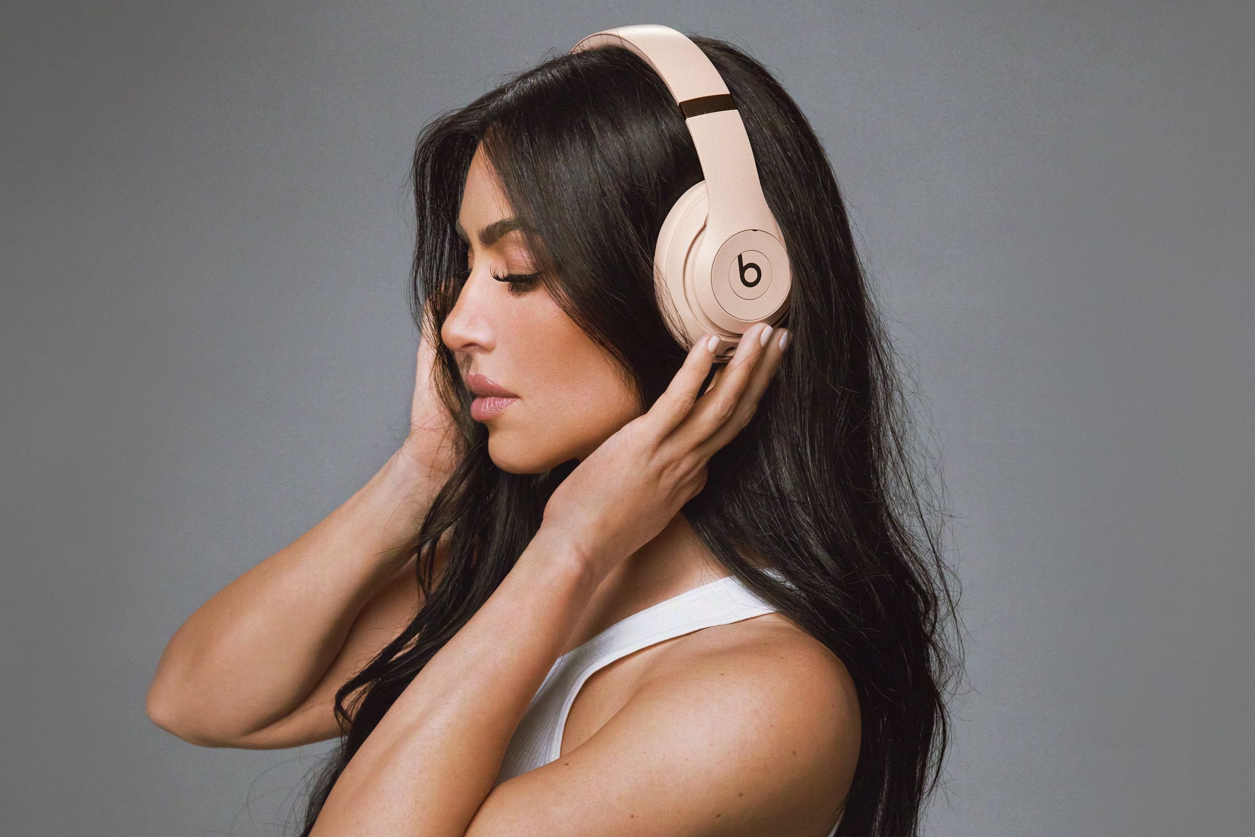 Kim Kardashian modélise l'une des trois nouvelles couleurs Beats Studio Pro.