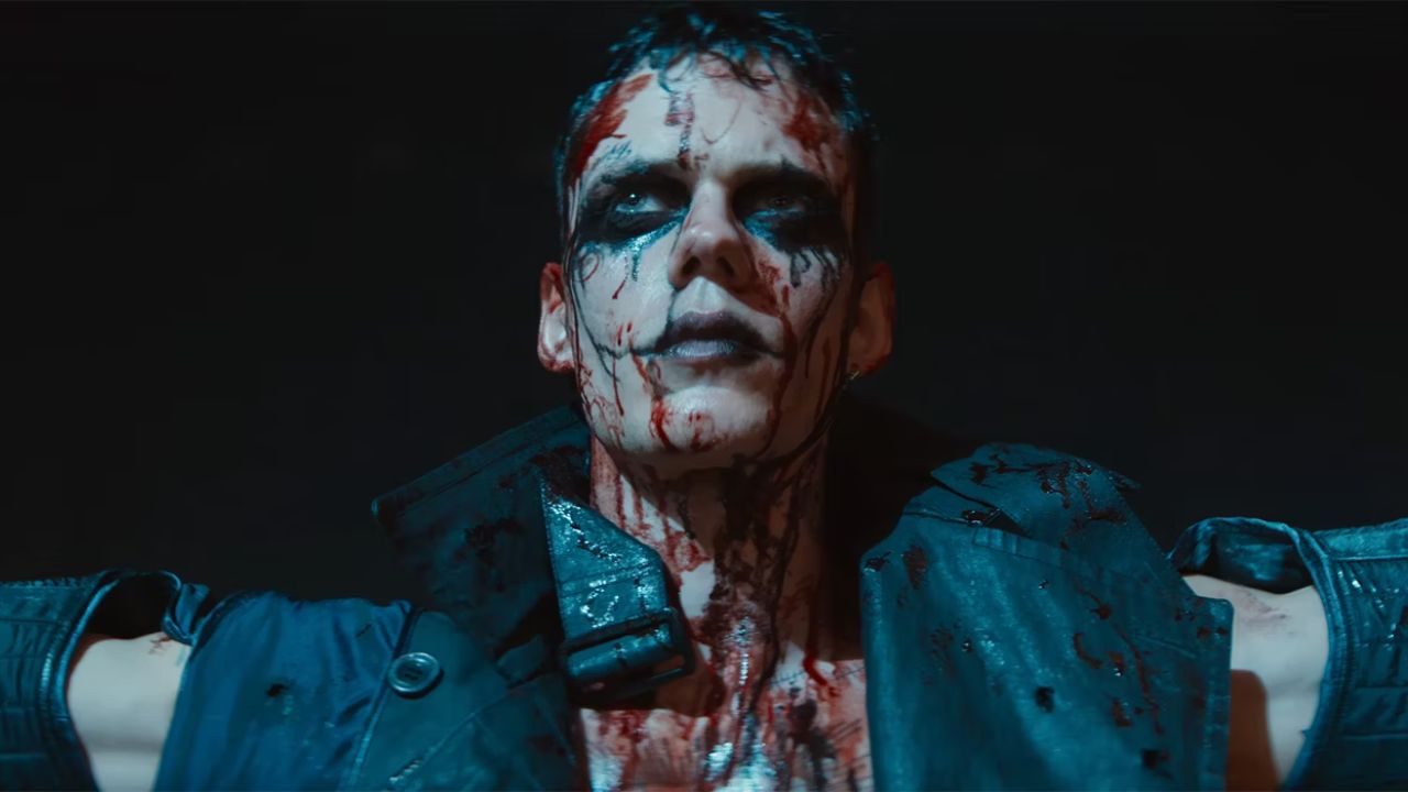 Bill Skarsgard como Eric Draven con sangre en el rostro en The Crow