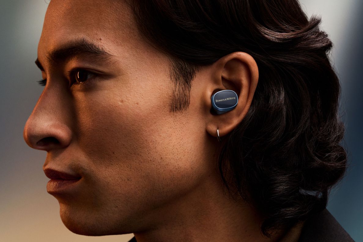 穿着 Bowers & Wilkins Pi8 的男士。