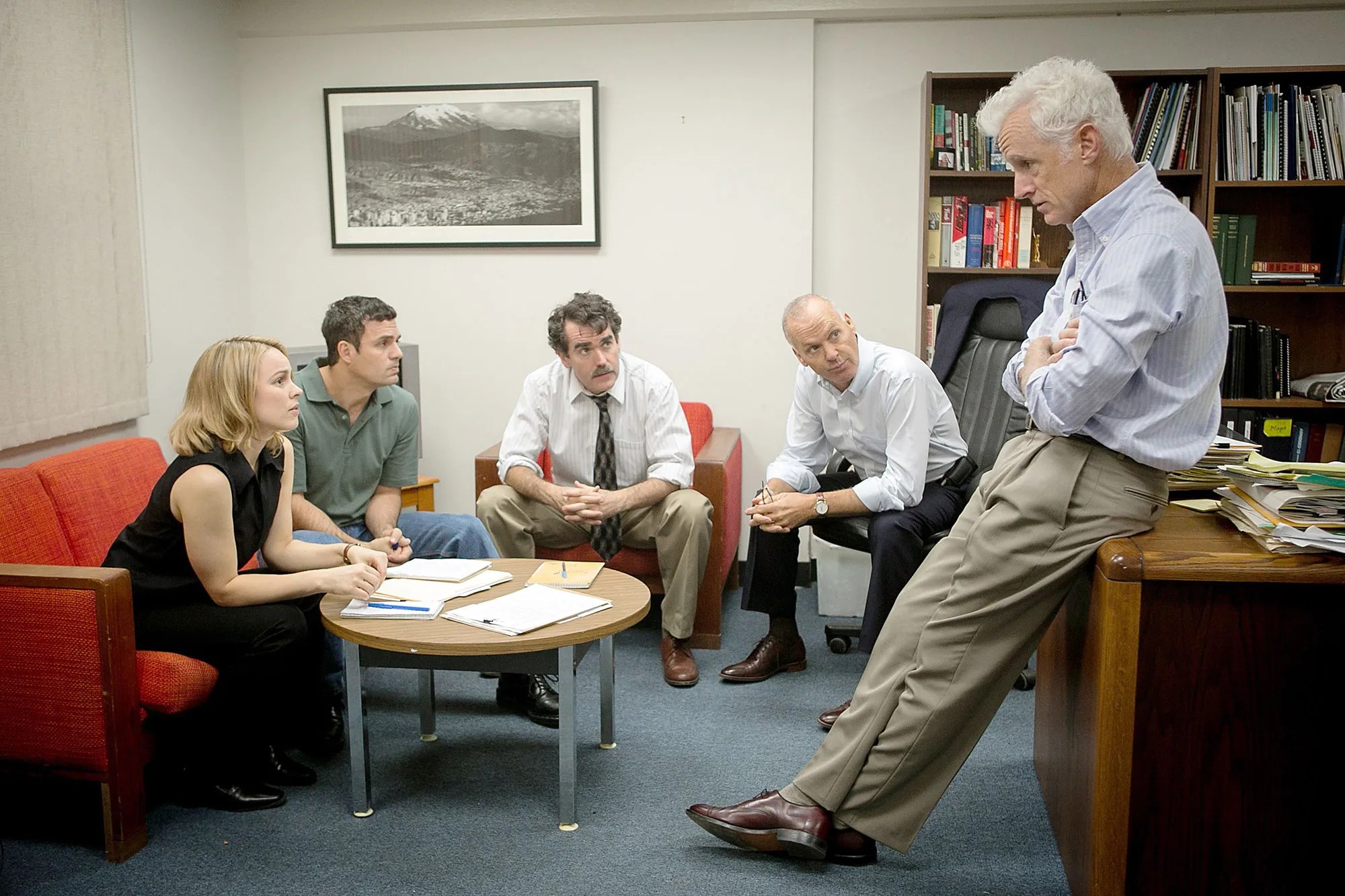 (De izquierda a derecha): Rachel McAdams, Mark Ruffalo, Brian D'Arcy James, Michael Keaton y John Slattery en Spotlight.