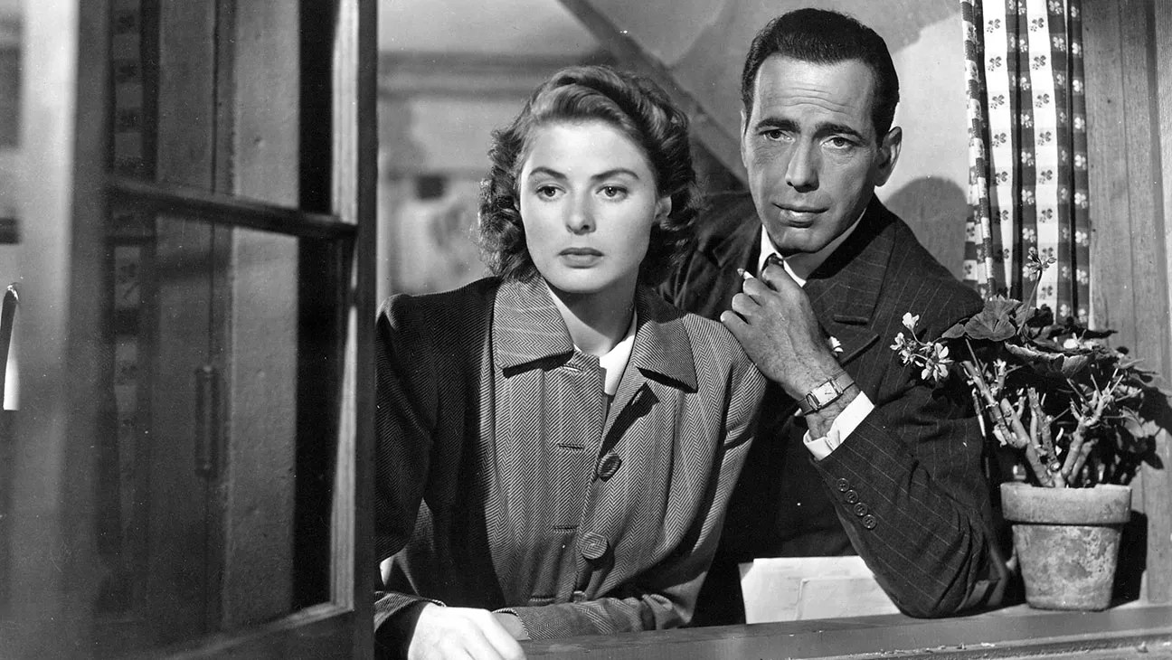 Ingrid Bergman e Humphrey Bogart observam os nazistas invadirem Paris em Casablanca.