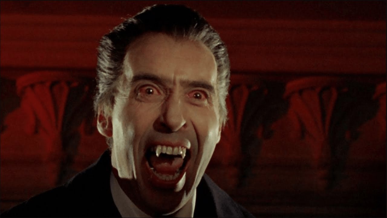 Christopher Lee como Drácula com suas presas em Drácula: Príncipe das Trevas.