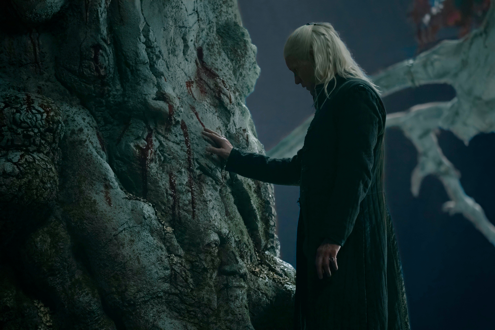 Daemon Targaryen touche un arbre Weirwood dans House of the Dragon saison 2.