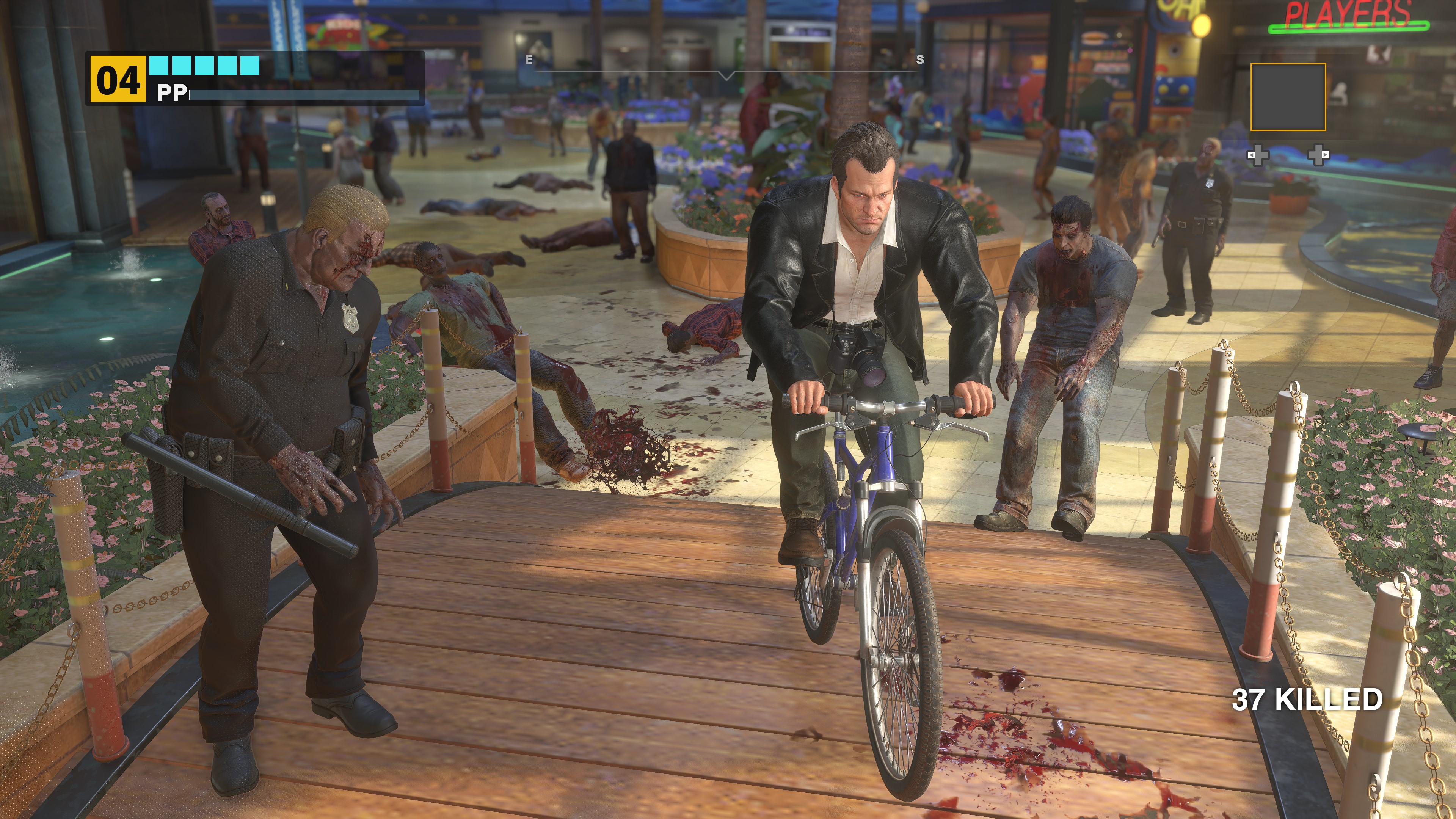 Frank anda de bicicleta em Dead Rising Deluxe Remaster.