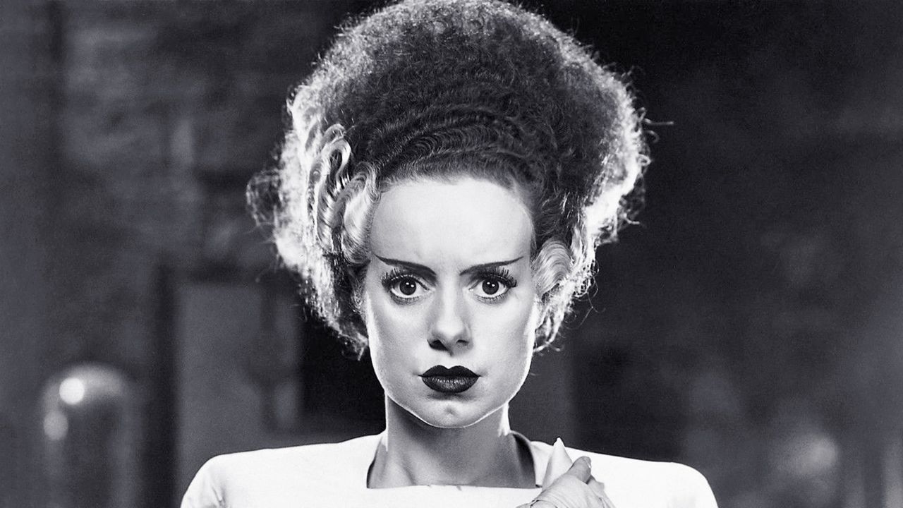 Elsa Lanchester als die Braut blickt in Frankensteins Braut direkt in die Kamera.