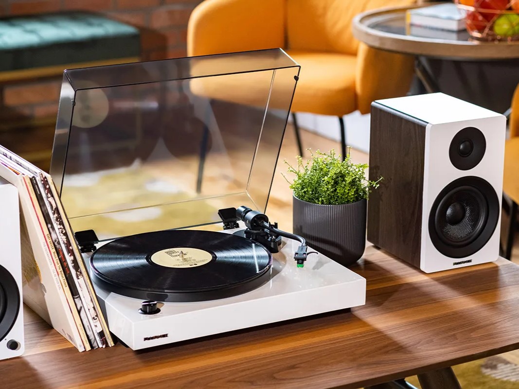 Fluance RT81 plus platine vinyle sur table à la maison jouant un disque