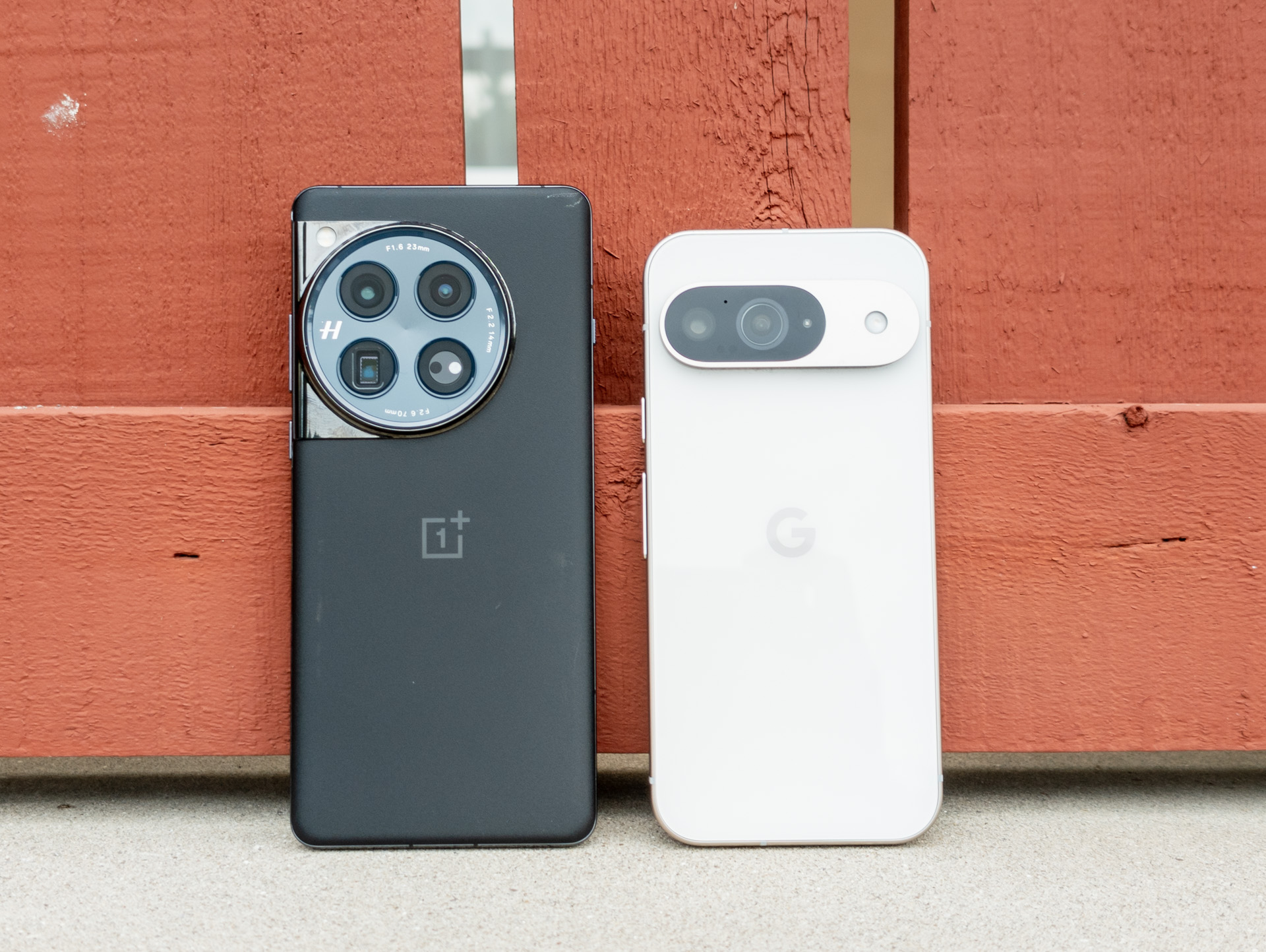 Google Pixel 9 vs OnePlus 12 mostrando a parte traseira