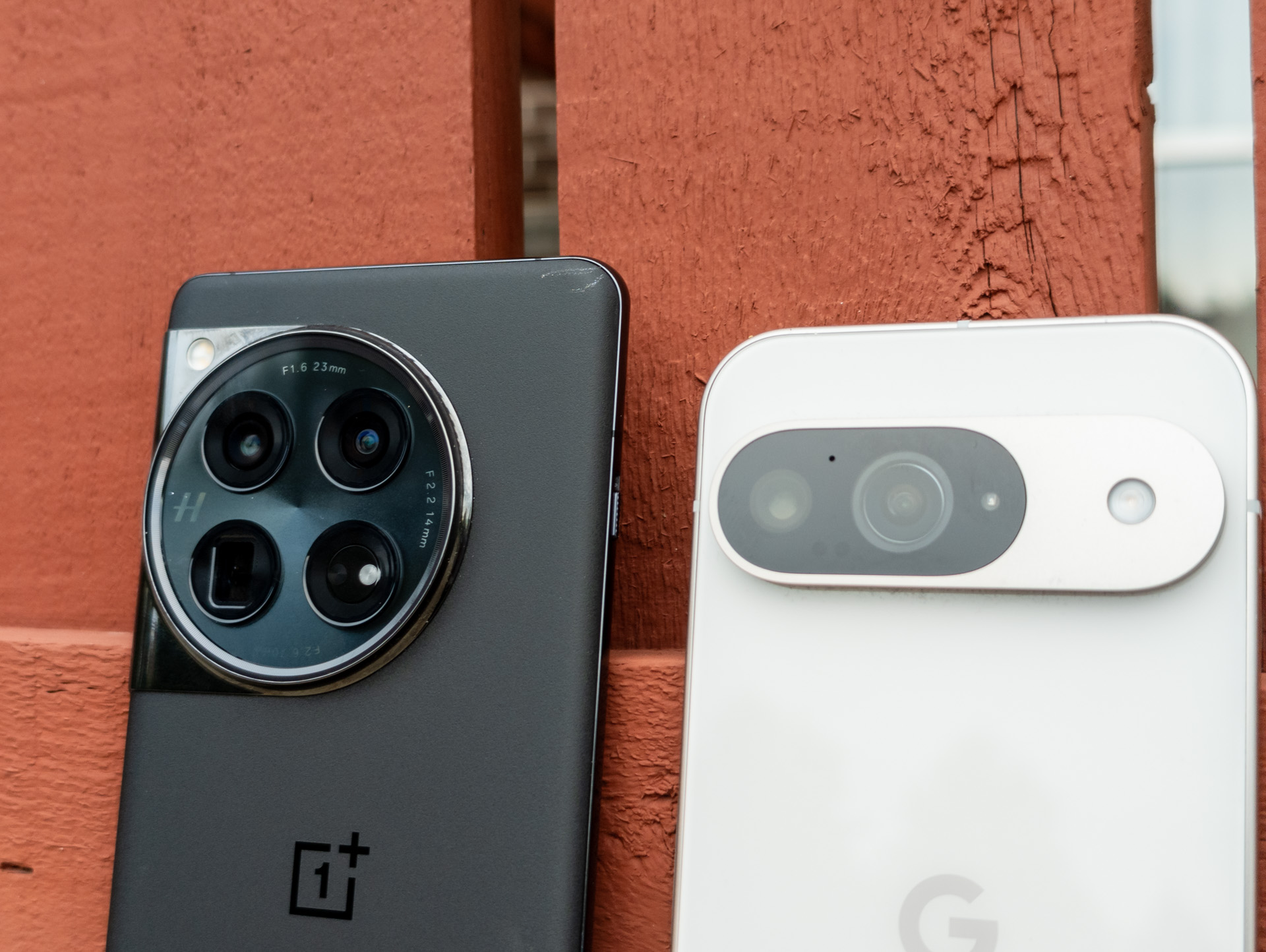 Google Pixel 9 vs OnePlus 12 montrant les deux caméras