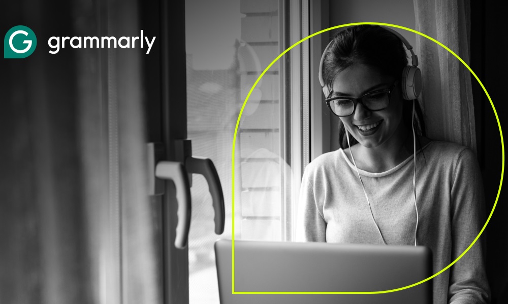 Grammarly-writer-working-with-the-tool