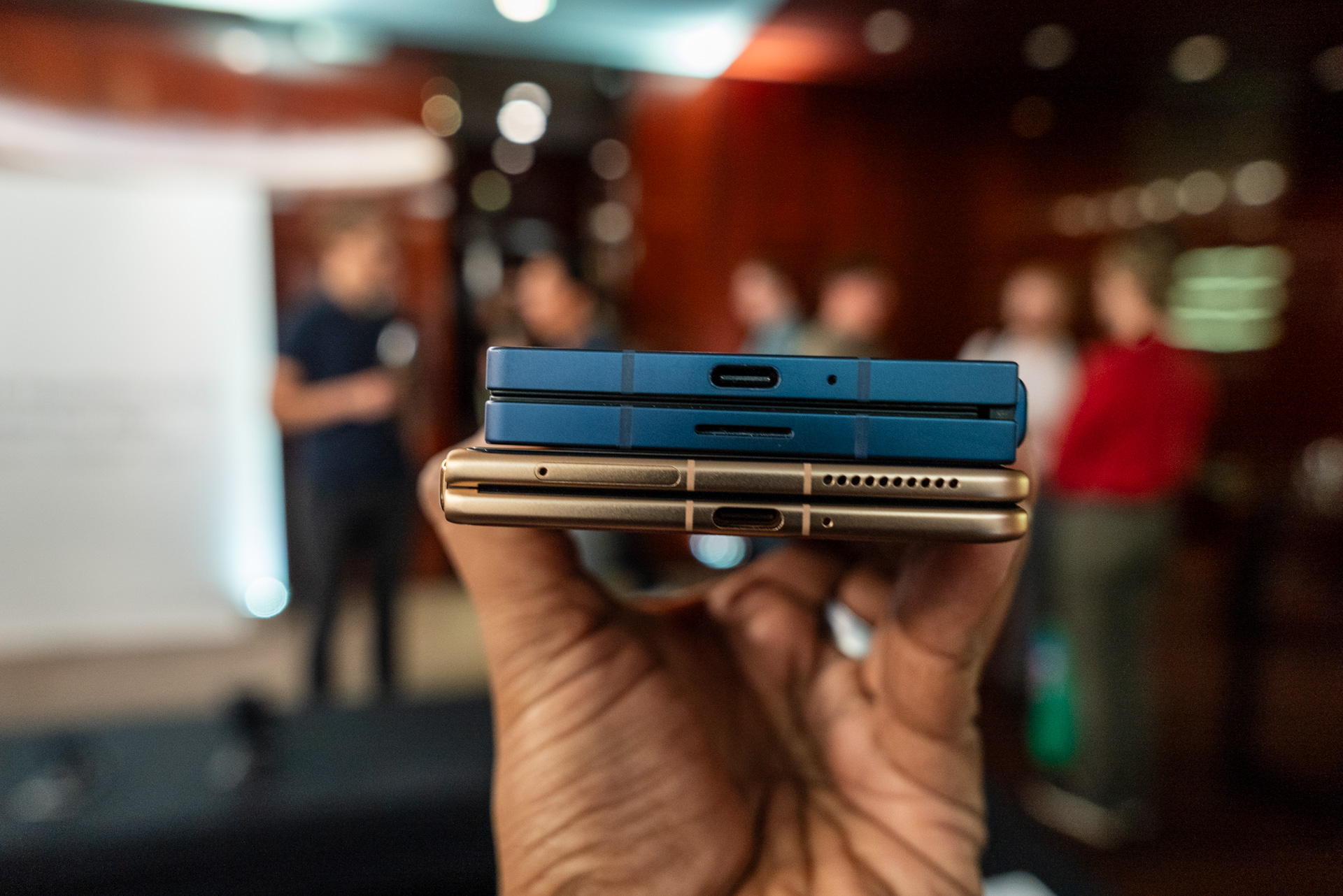 Porta USB Honor Magic V3 em comparação com o Galaxy Z Fold 6